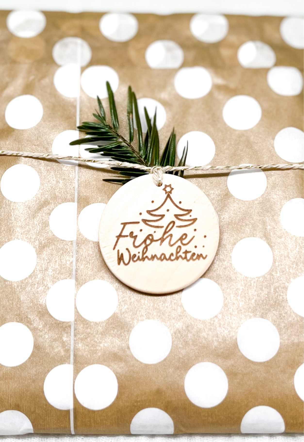 Geschenkanhänger aus Holz Frohe Weihnachten