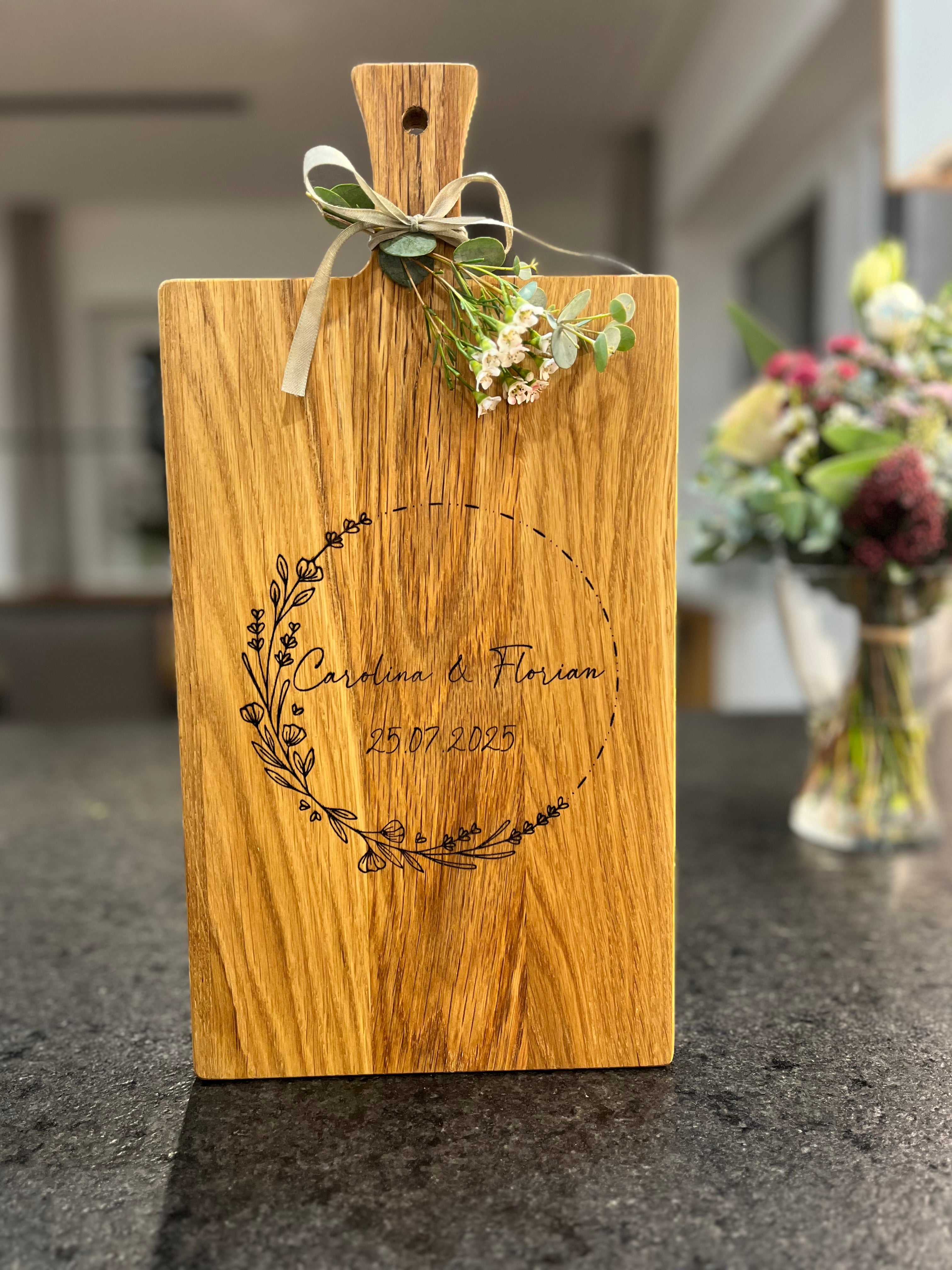 Holzbrett Schneidebrett personalisiert mit Namen & Datum floral, Blumenkranz