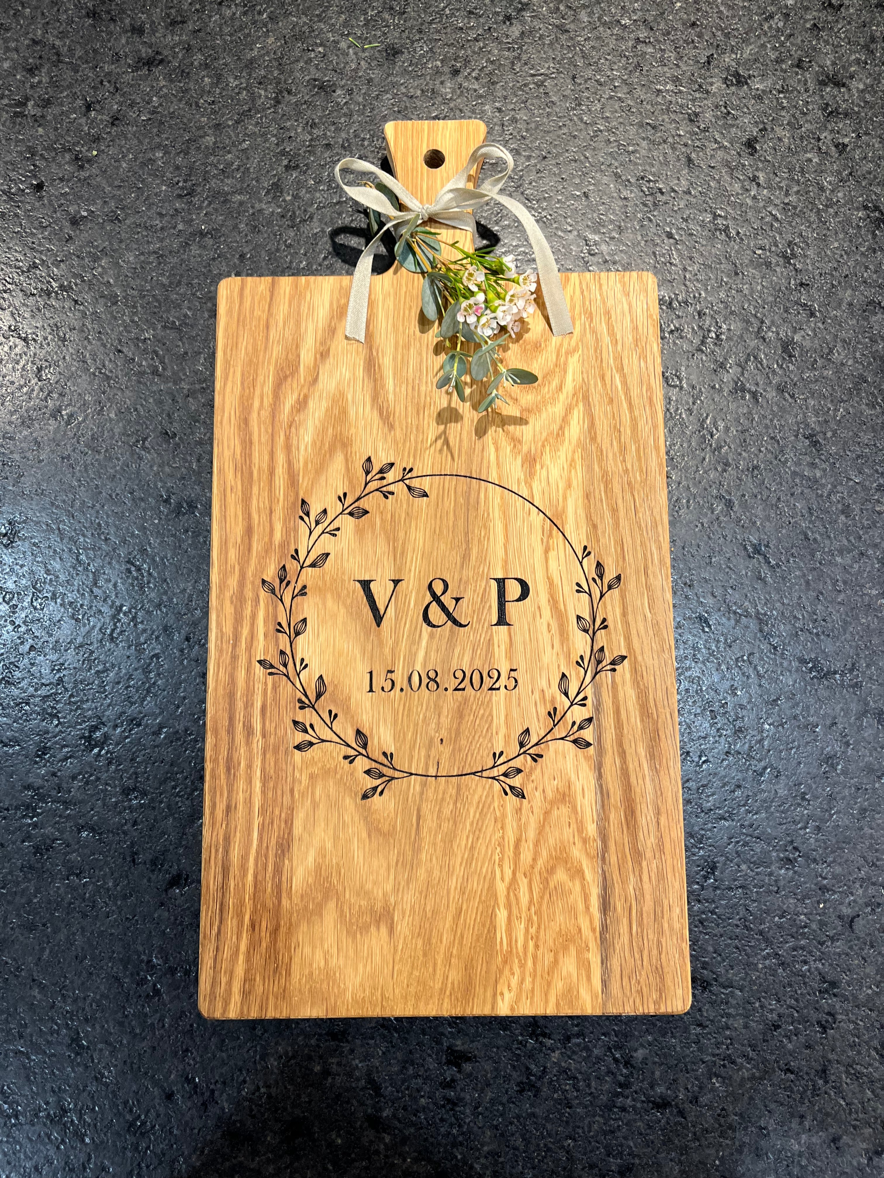 Holzbrett Schneidebrett personalisiert mit Initialen & Datum floral, Blumenkranz