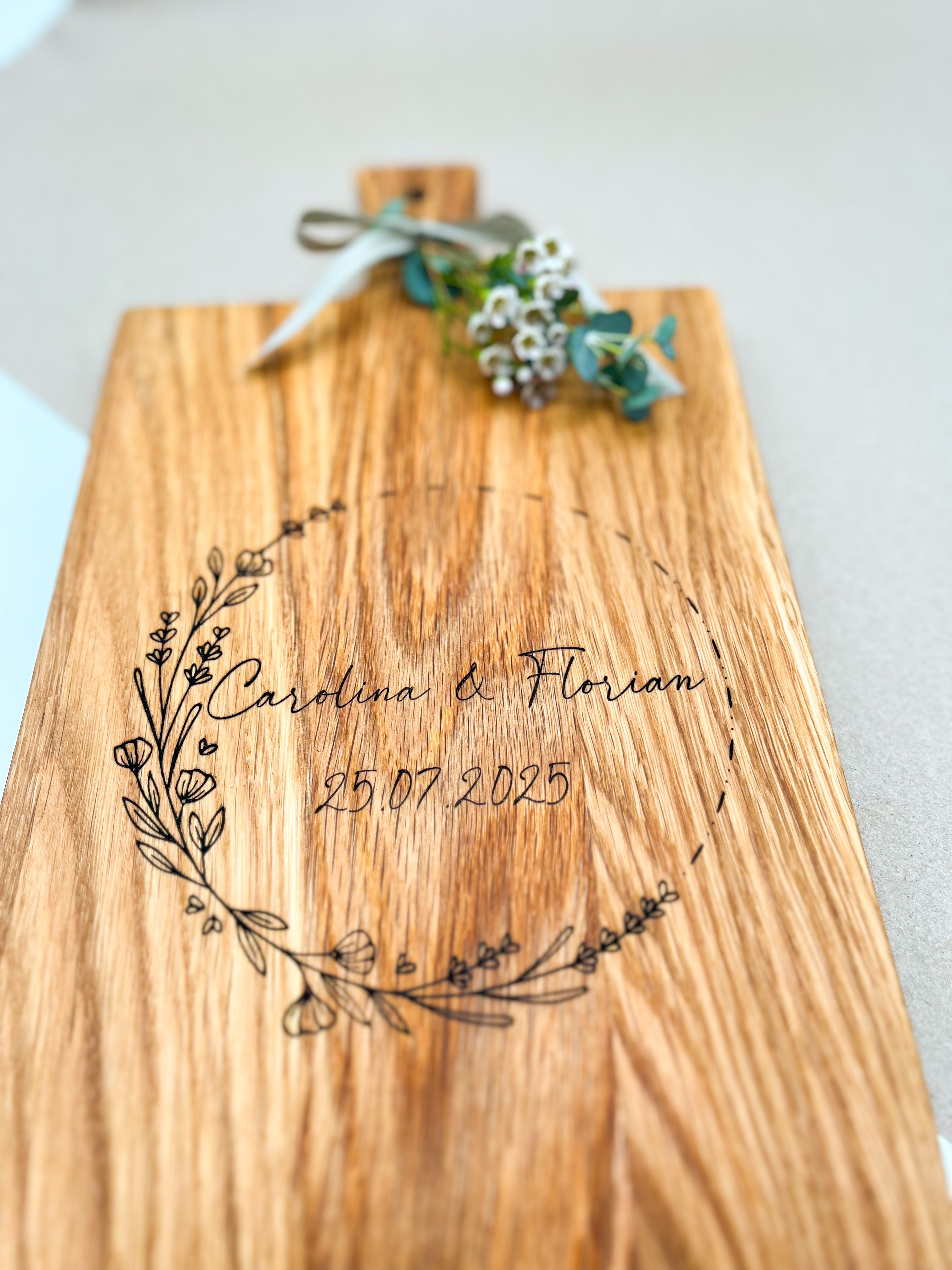 Holzbrett Schneidebrett personalisiert mit Namen & Datum floral, Blumenkranz