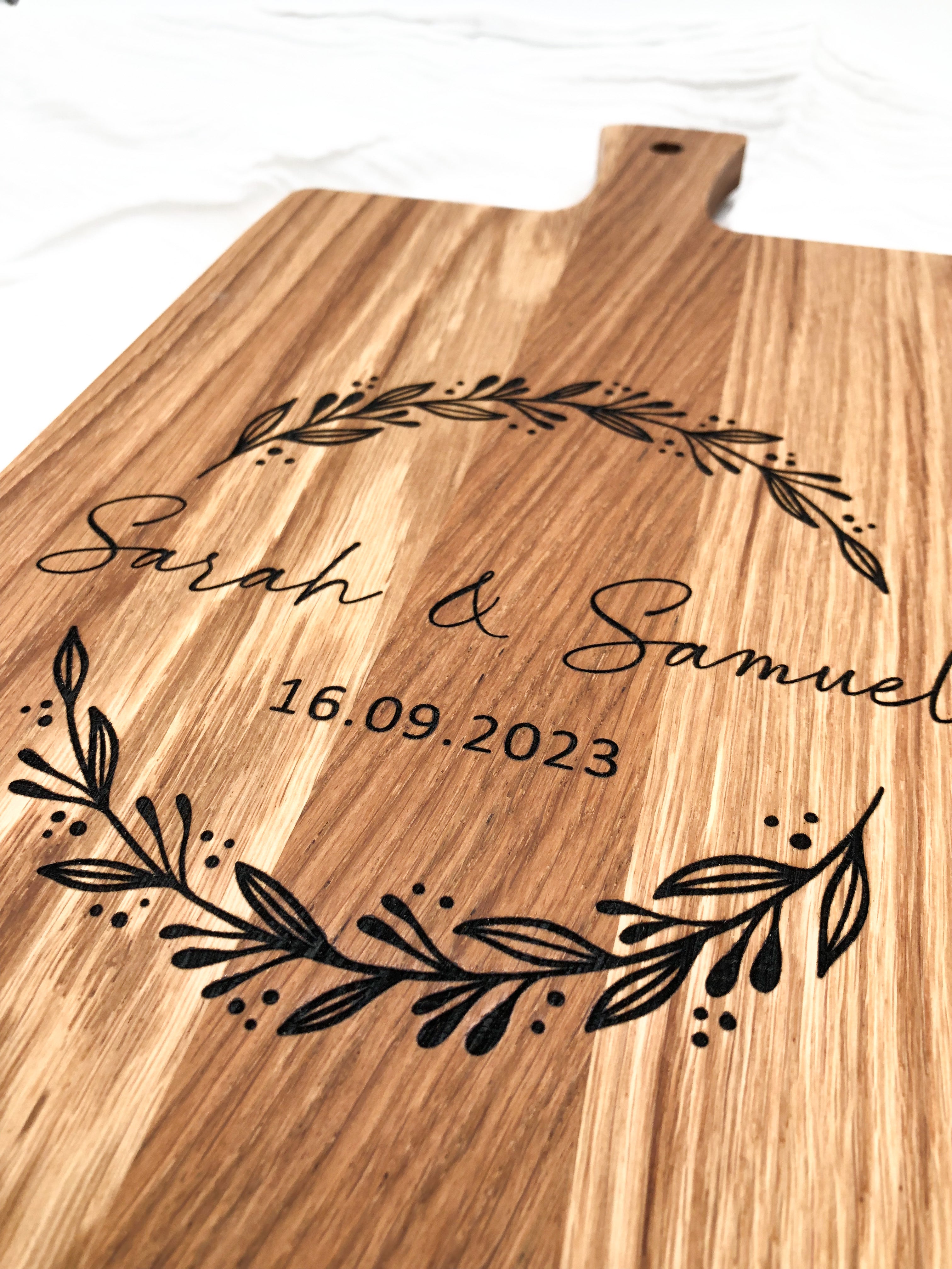 Holzbrett Schneidebrett personalisiert Kranz und Namen
