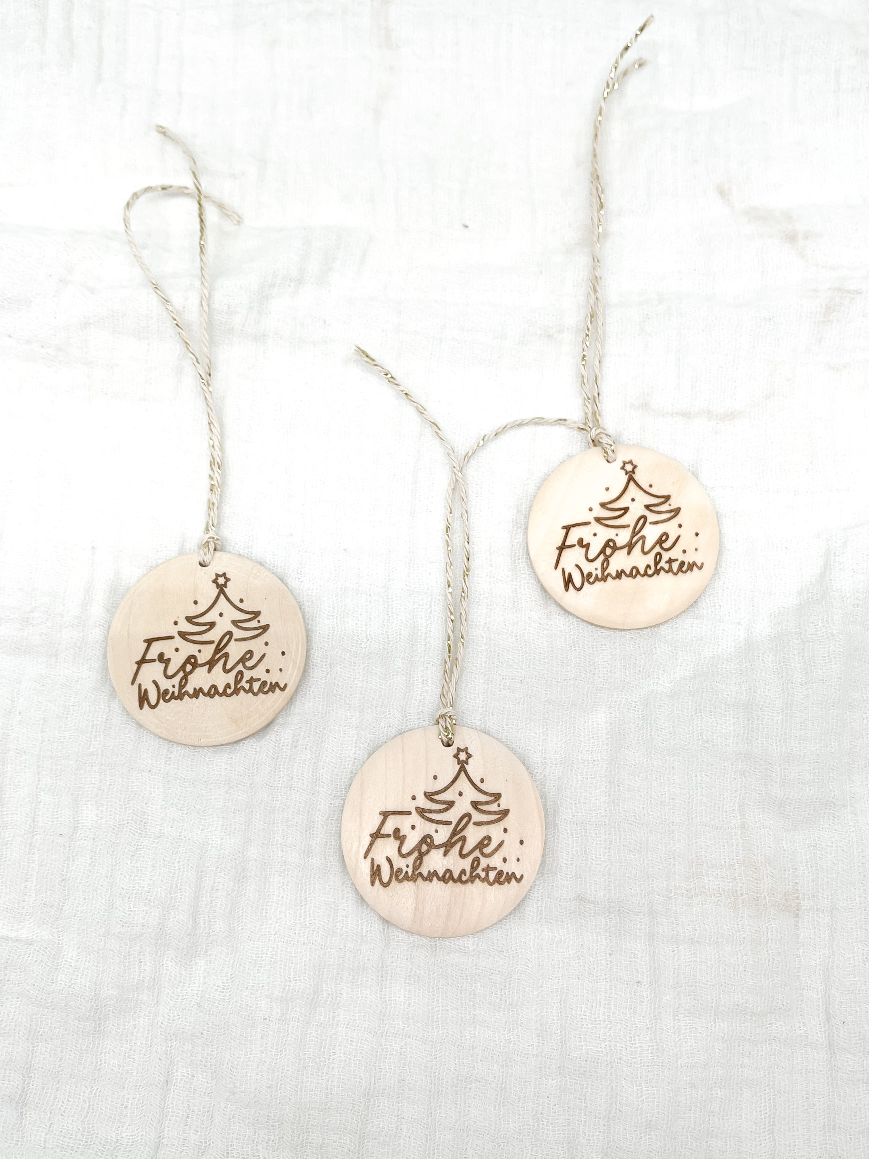 Geschenkanhänger aus Holz Frohe Weihnachten