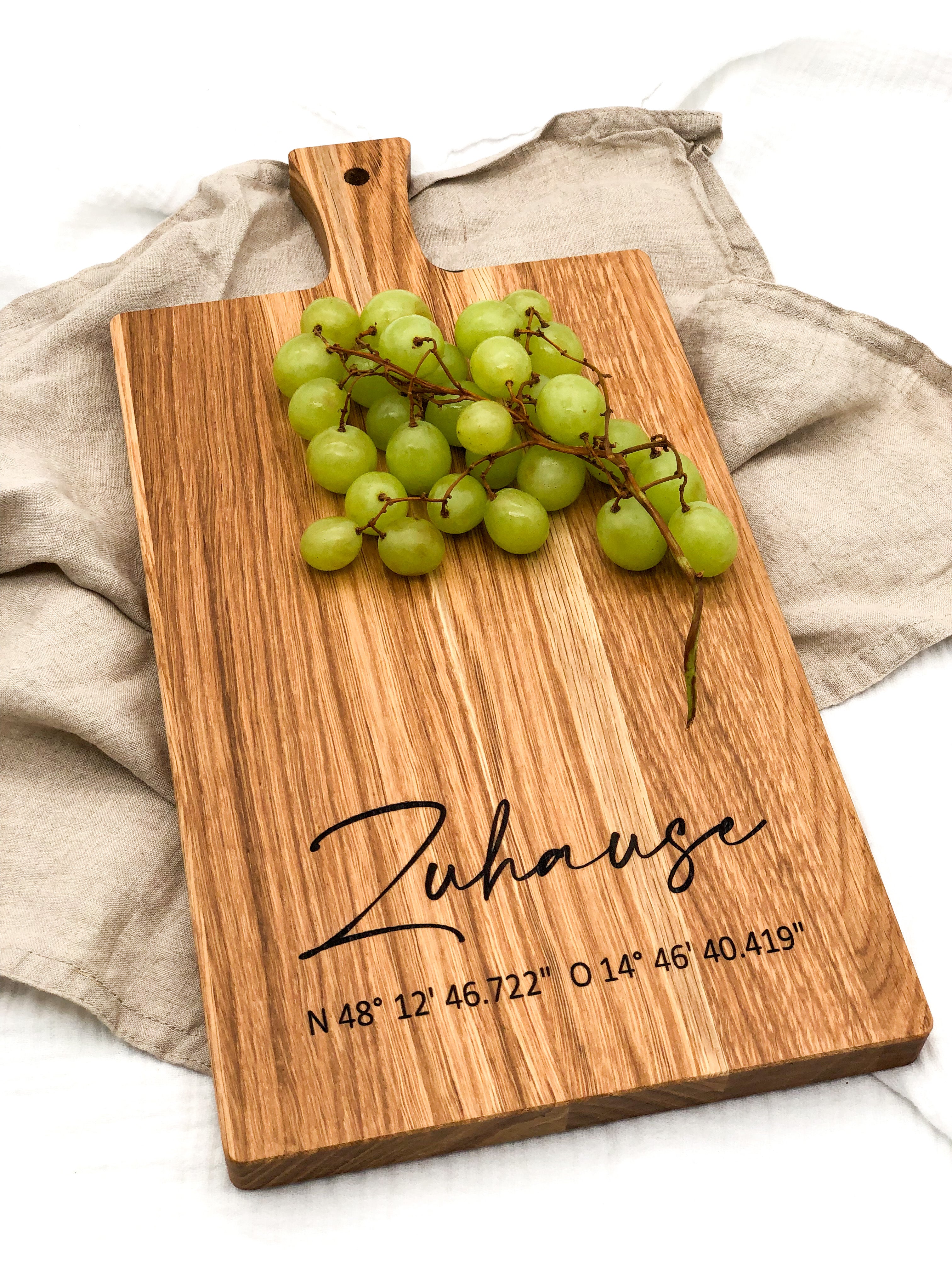 Holzbrett Schneidebrett personalisiert Zuhause mit Koordinaten
