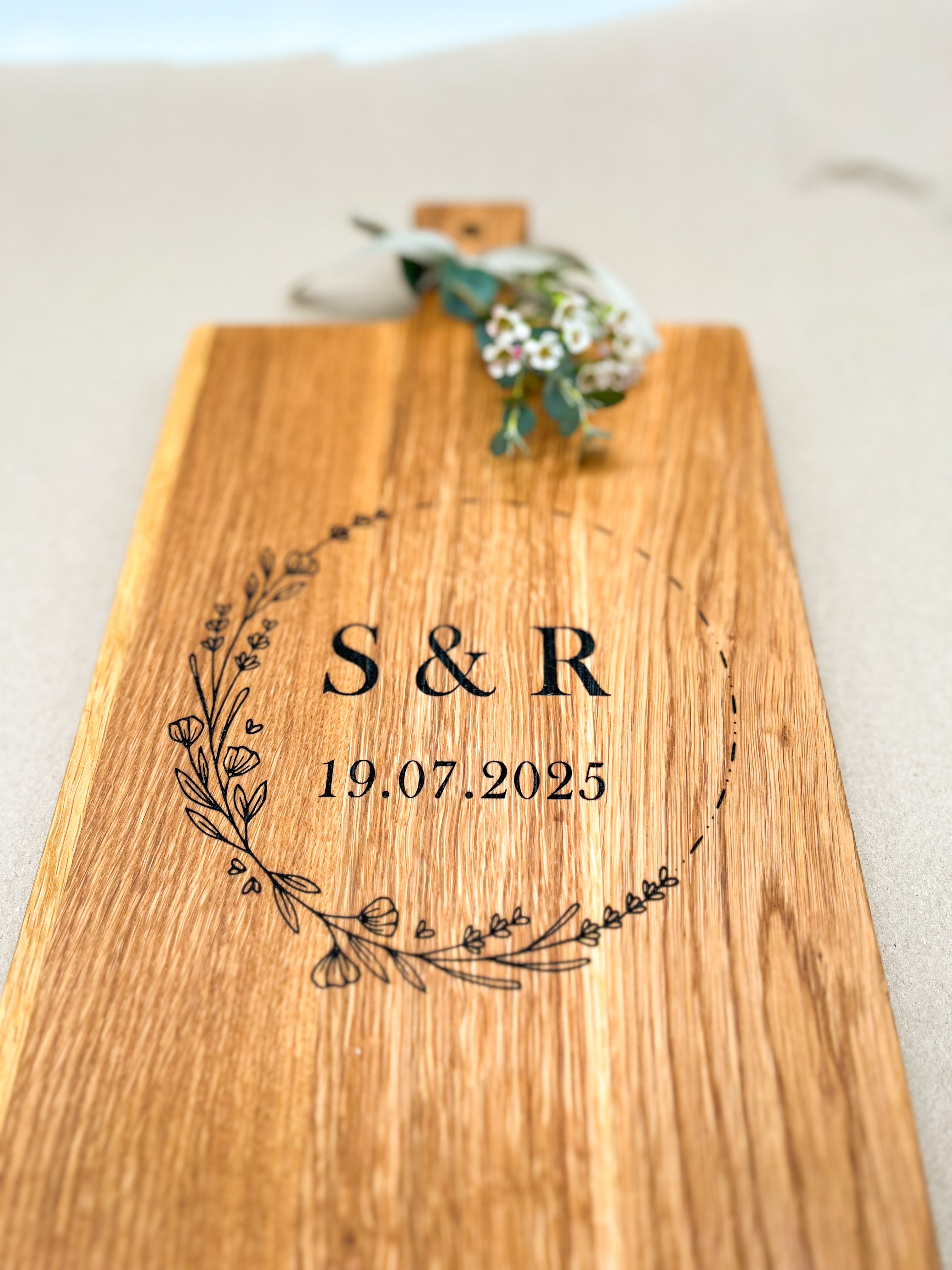 Holzbrett Schneidebrett personalisiert mit Initialen & Datum floral, Blumenkranz