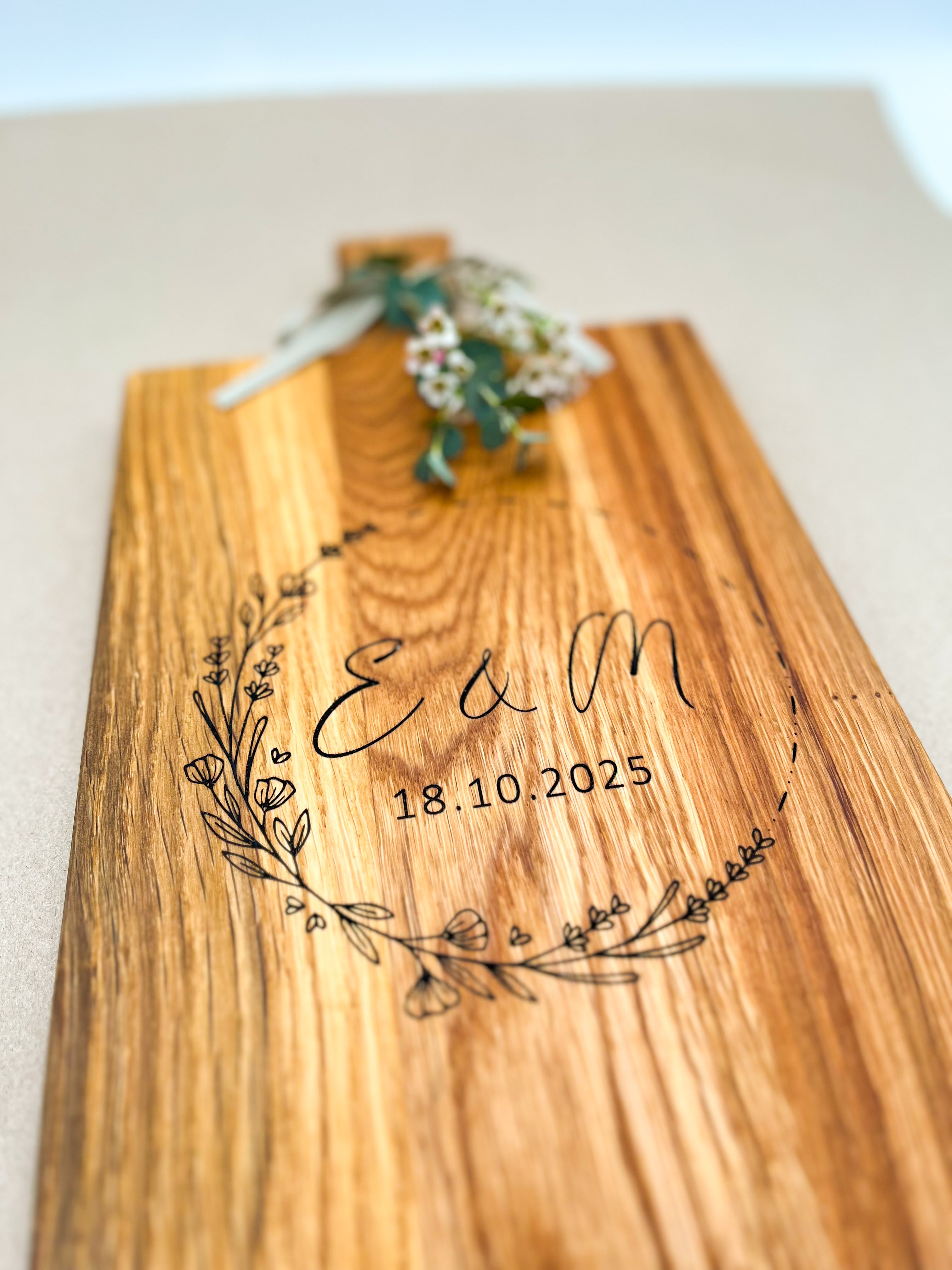 (Holzbrett Schneidebrett personalisiert mit Initialen & Datum floral, Blumenkranz