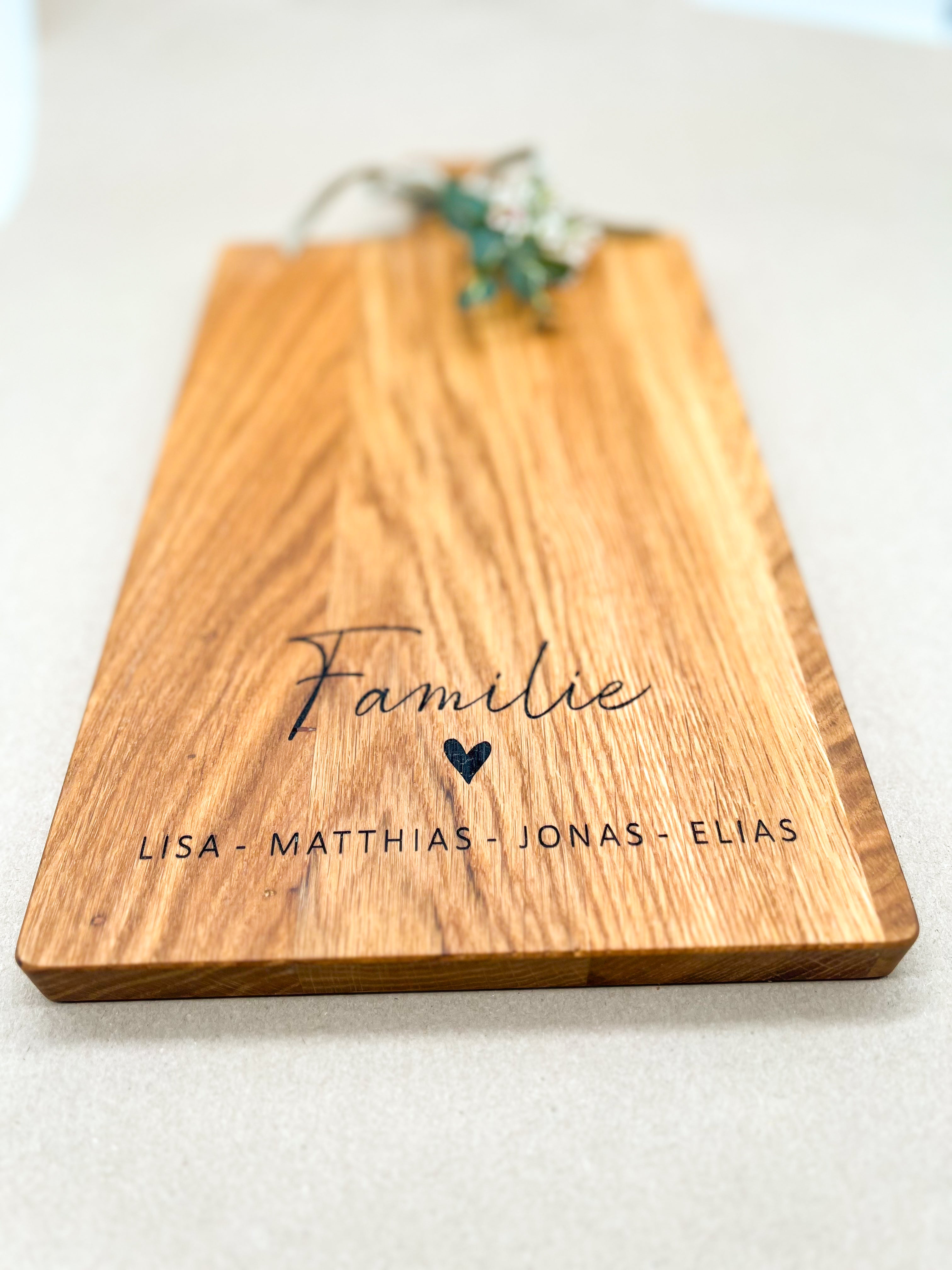 Holzbrett Schneidebrett personalisiert Familie mit Namen