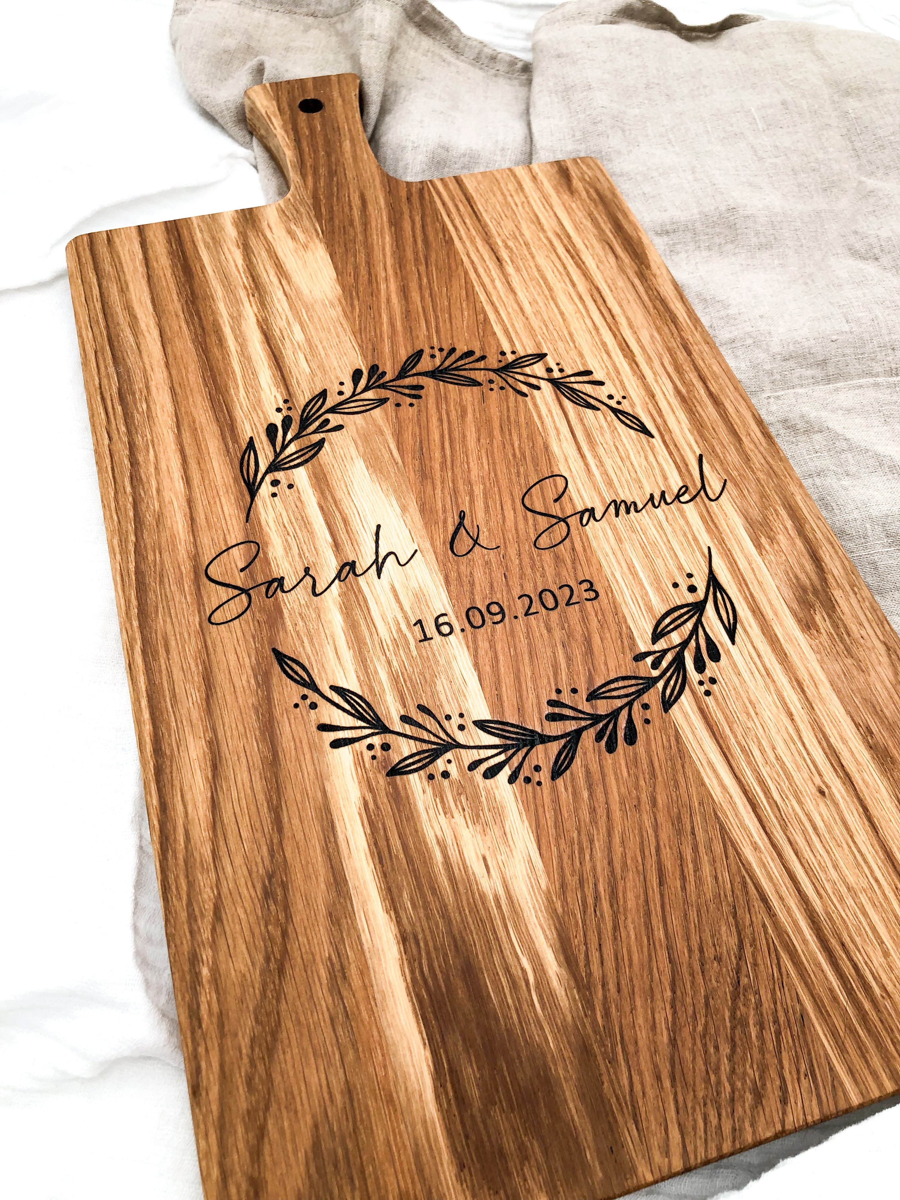 Holzbrett Schneidebrett personalisiert Kranz und Namen