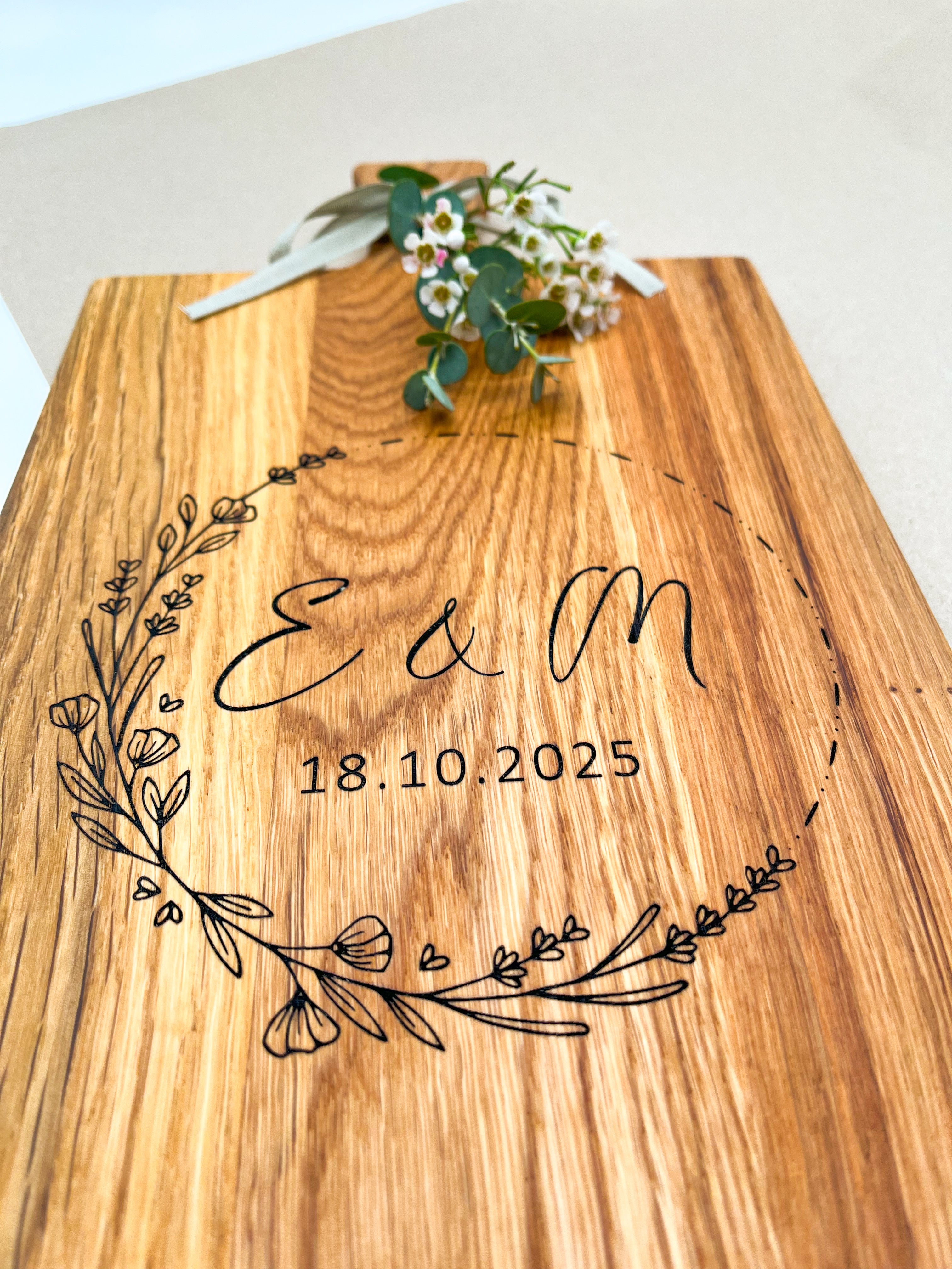 (Holzbrett Schneidebrett personalisiert mit Initialen & Datum floral, Blumenkranz