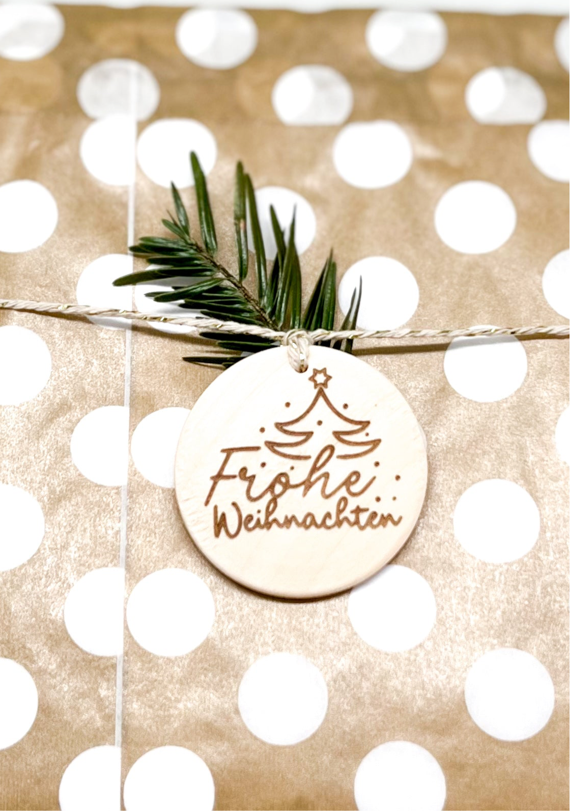 Geschenkanhänger aus Holz Frohe Weihnachten