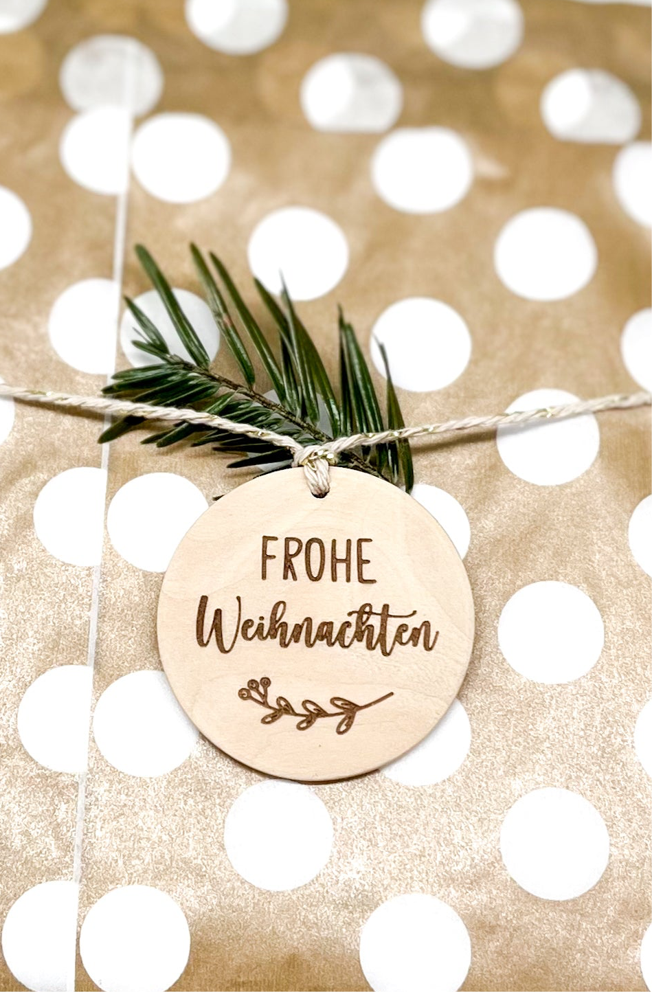 Geschenkanhänger aus Holz Frohe Weihnachten mit Blatt