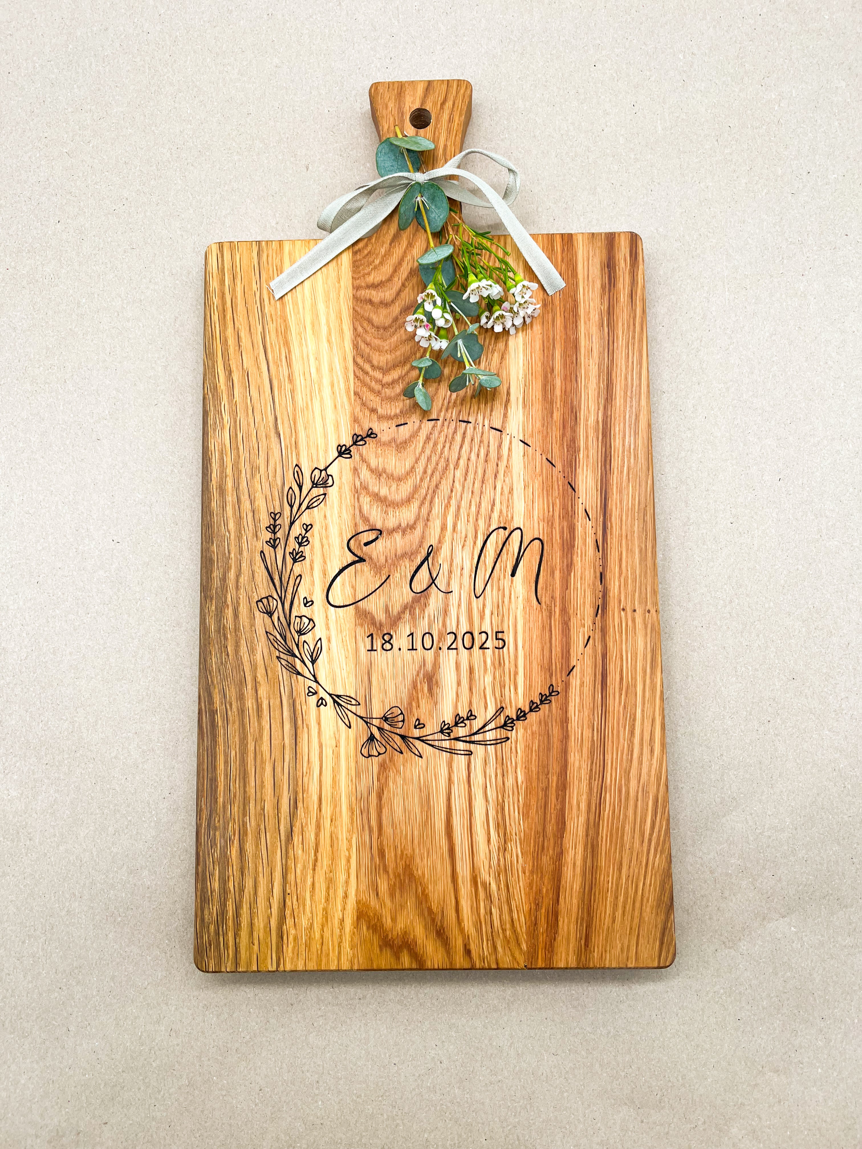 (Holzbrett Schneidebrett personalisiert mit Initialen & Datum floral, Blumenkranz