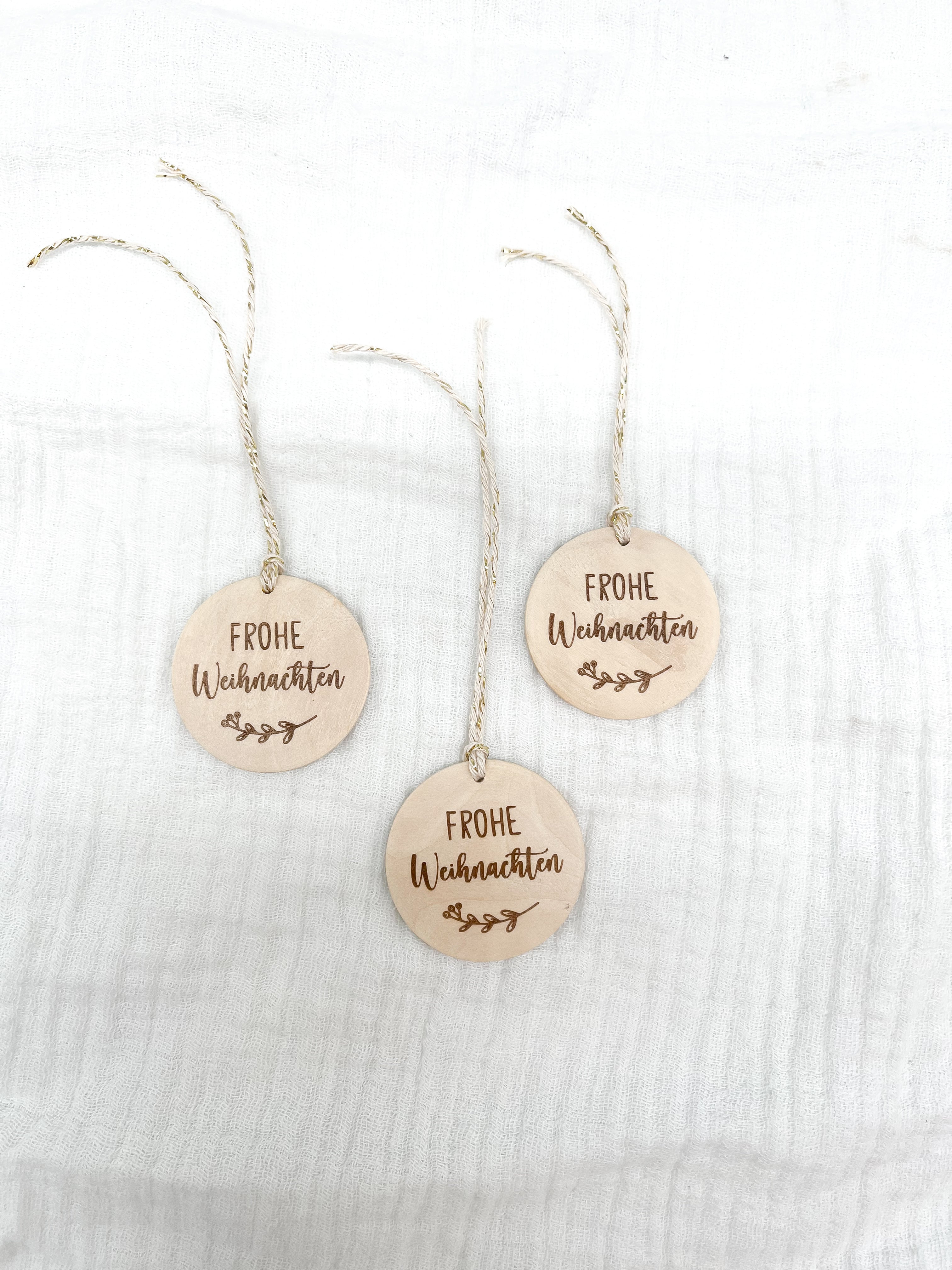 Geschenkanhänger aus Holz Frohe Weihnachten mit Blatt