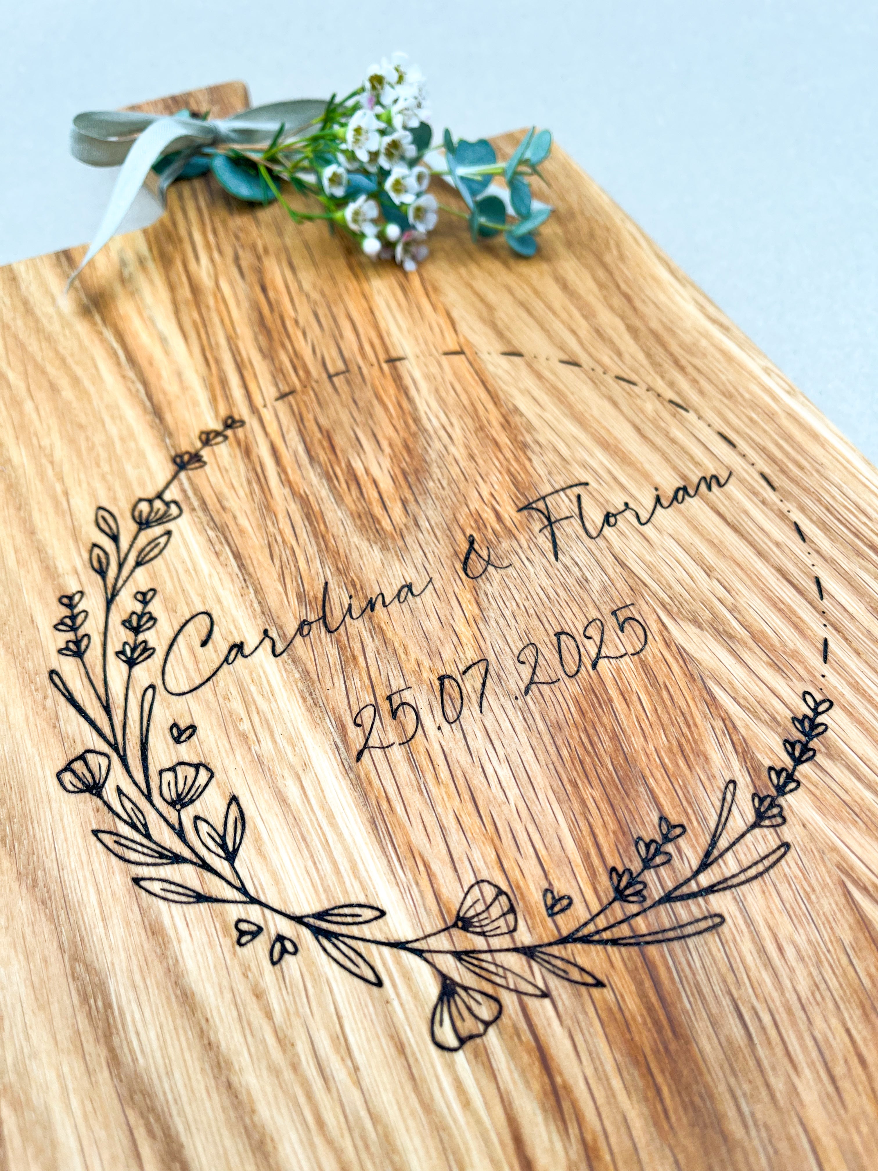 Holzbrett Schneidebrett personalisiert mit Namen & Datum floral, Blumenkranz