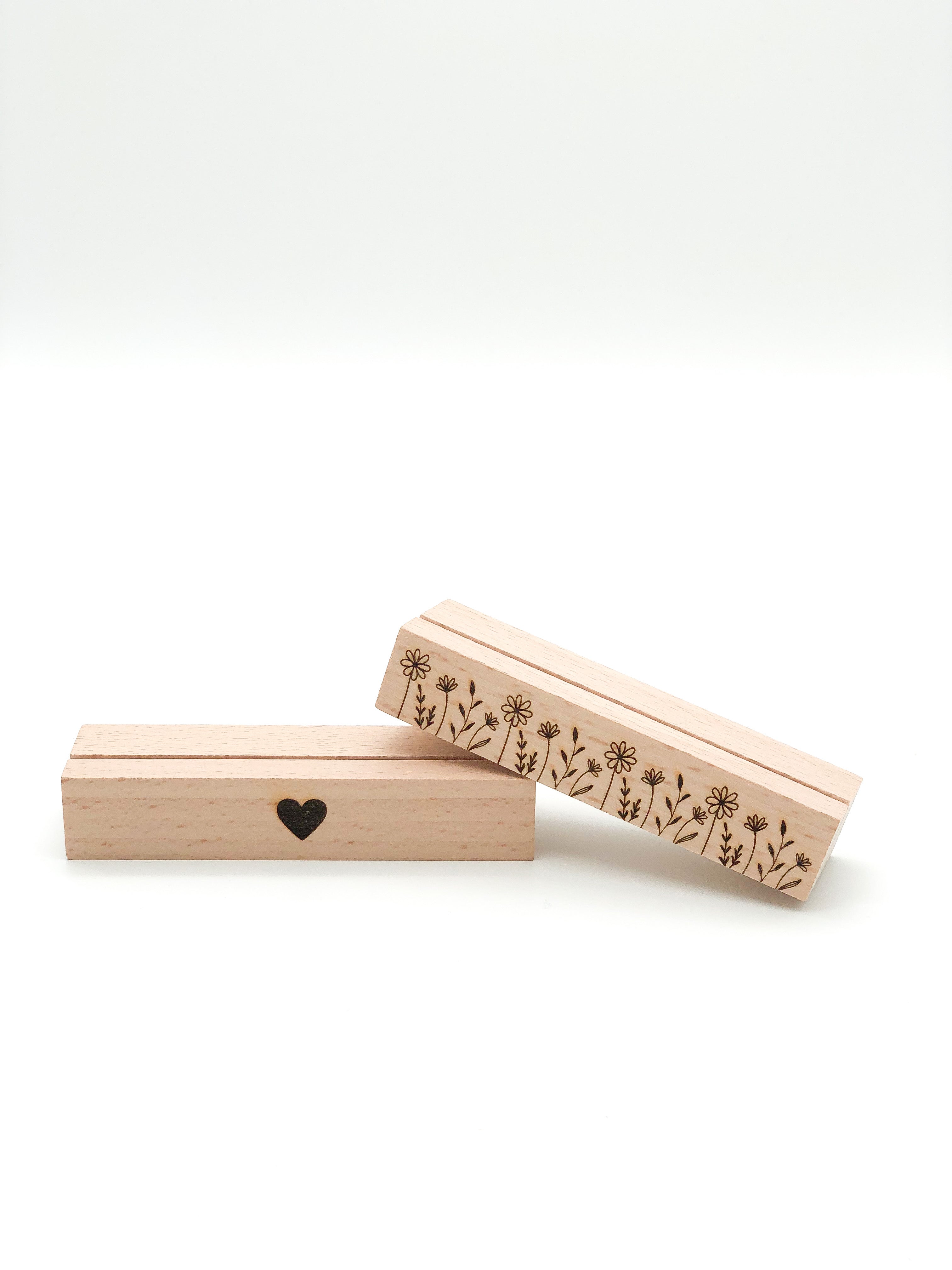 Platzkartenhalter für Karten und Fotos aus Holz mit gravierten Blumen für Hochzeiten, Geburtstage 2-er Set