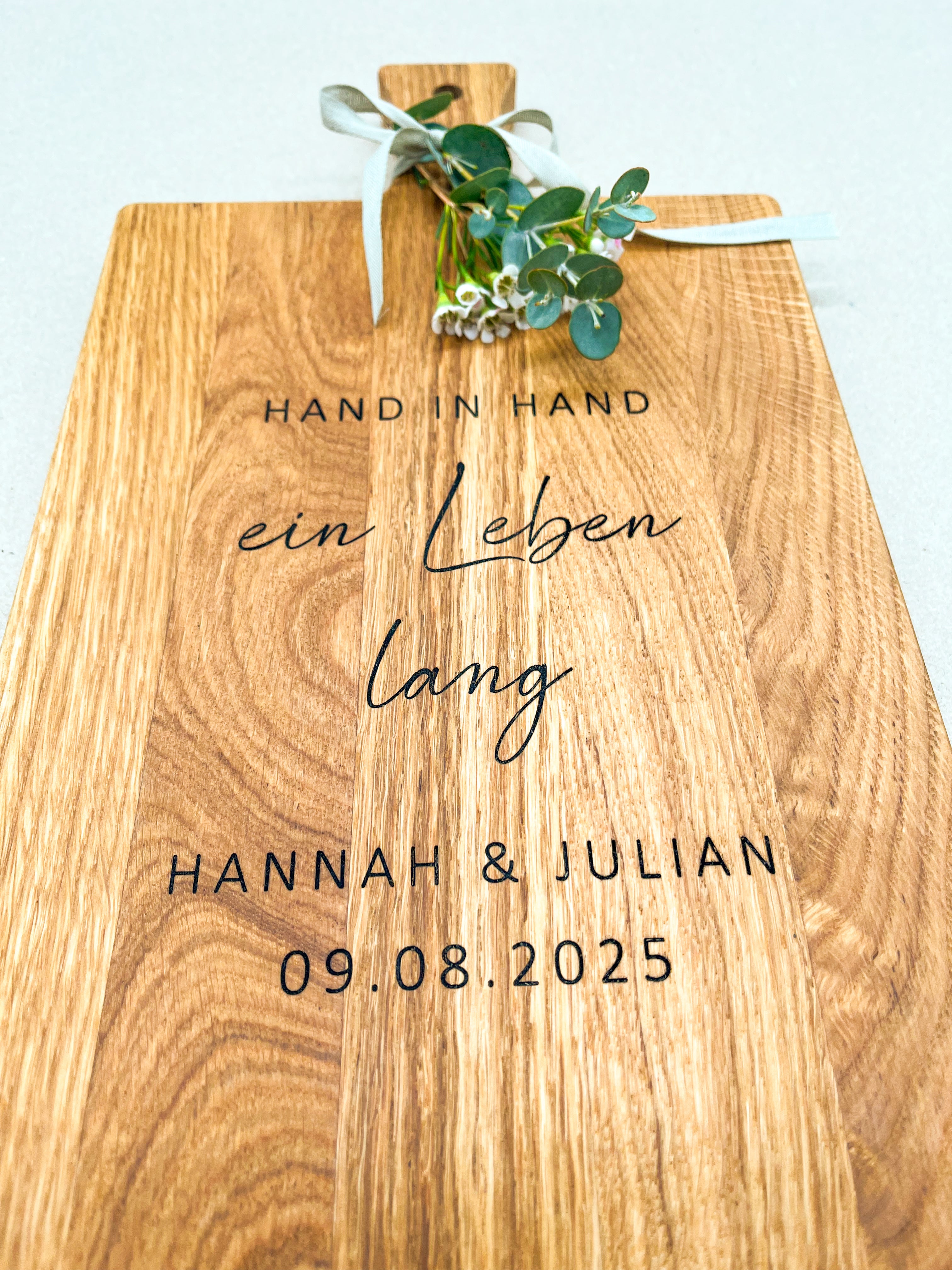 Holzbrett Schneidebrett personalisiert Hand in Hand ein Leben lang mit Namen und Datum