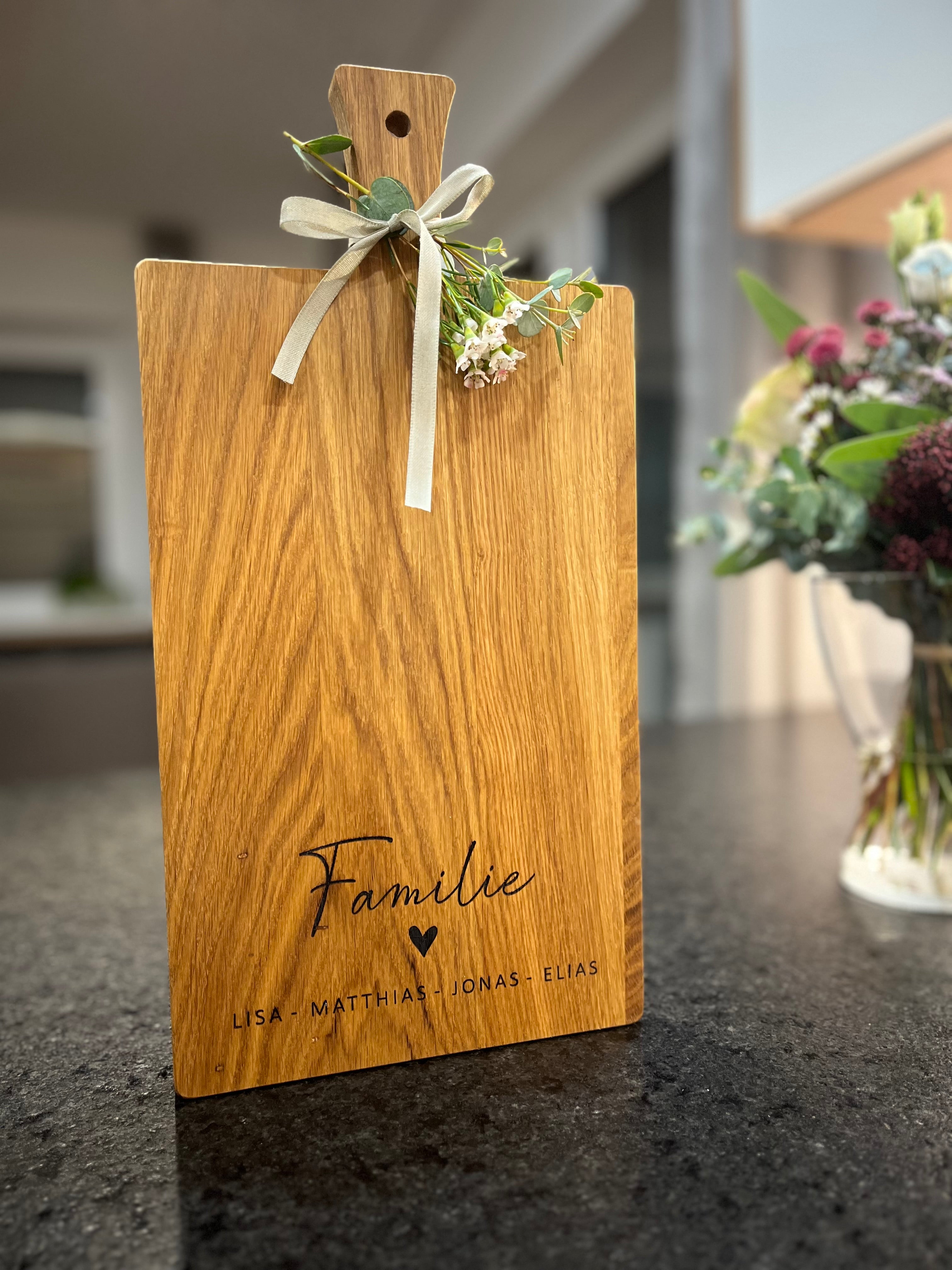 Holzbrett Schneidebrett personalisiert Familie mit Namen