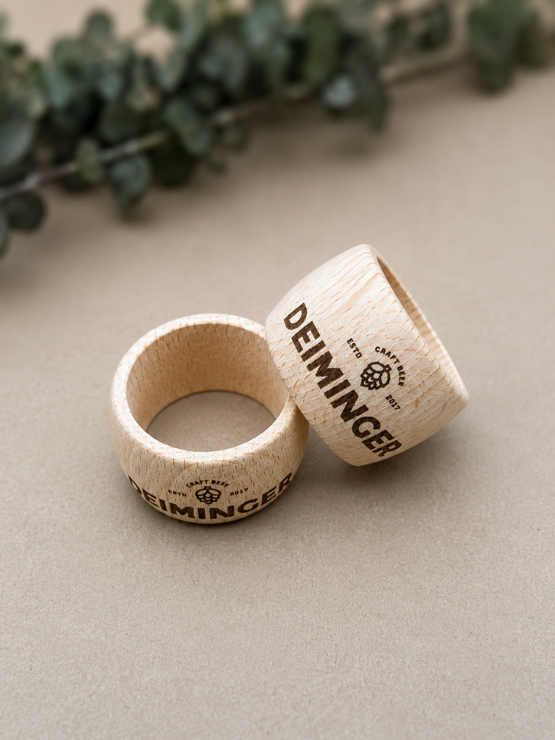 Serviettenringe aus Holz mit Firmenlogo – Personalisierte Tischdeko für Firmenfeiern & Events