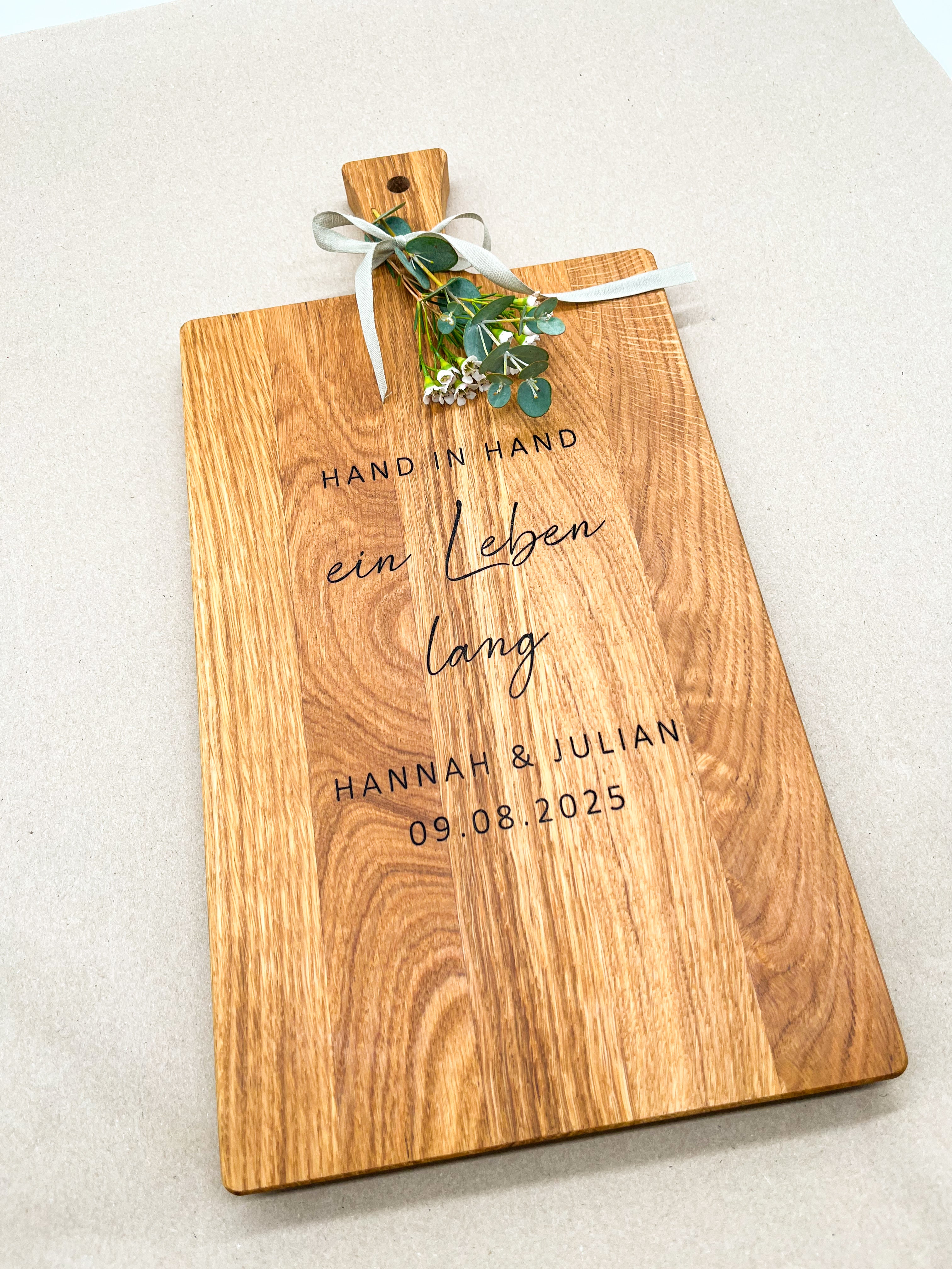 Holzbrett Schneidebrett personalisiert Hand in Hand ein Leben lang mit Namen und Datum