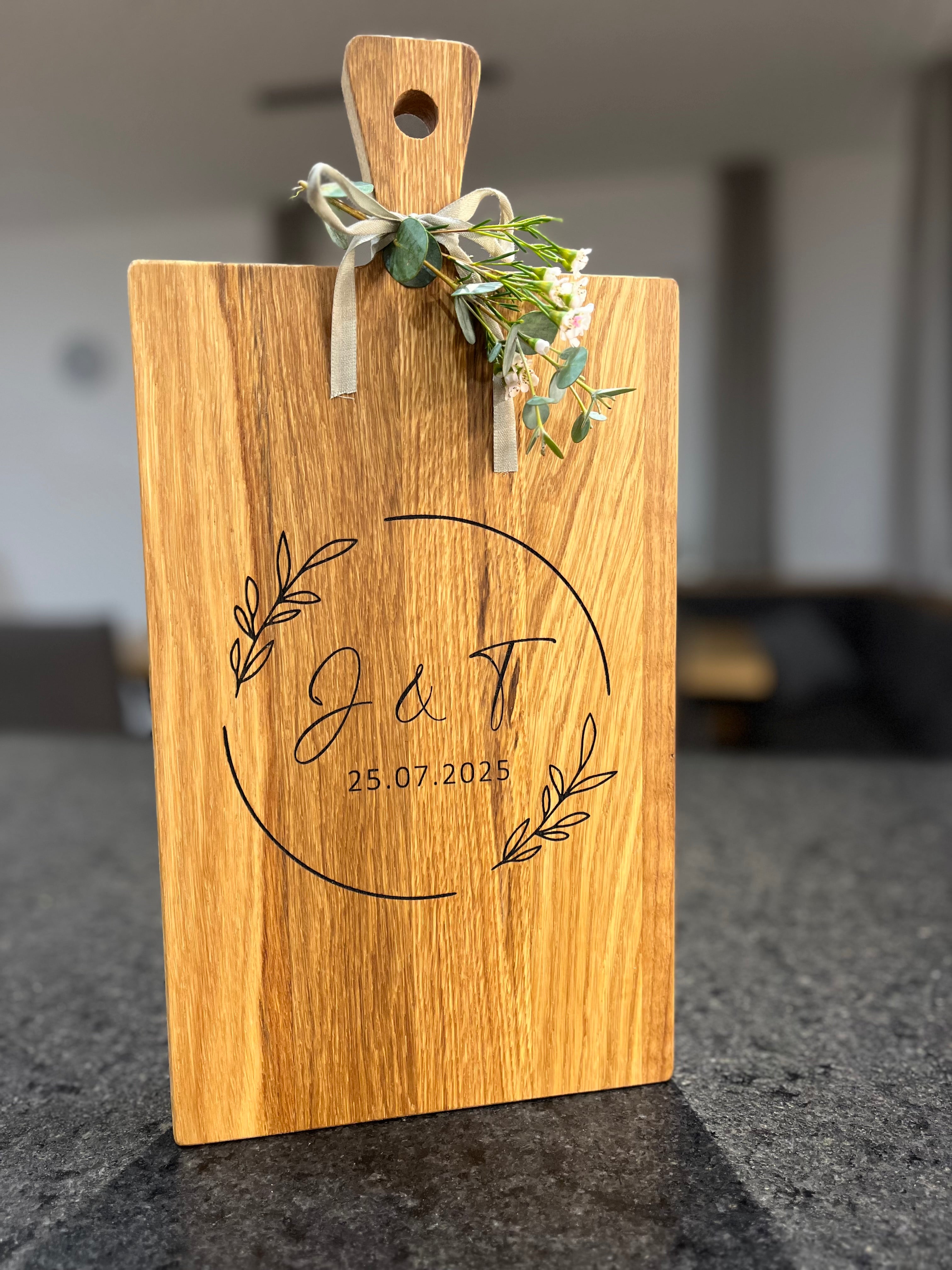 Holzbrett Schneidebrett personalisiert mit Initialen & Datum floral, Blumenkranz