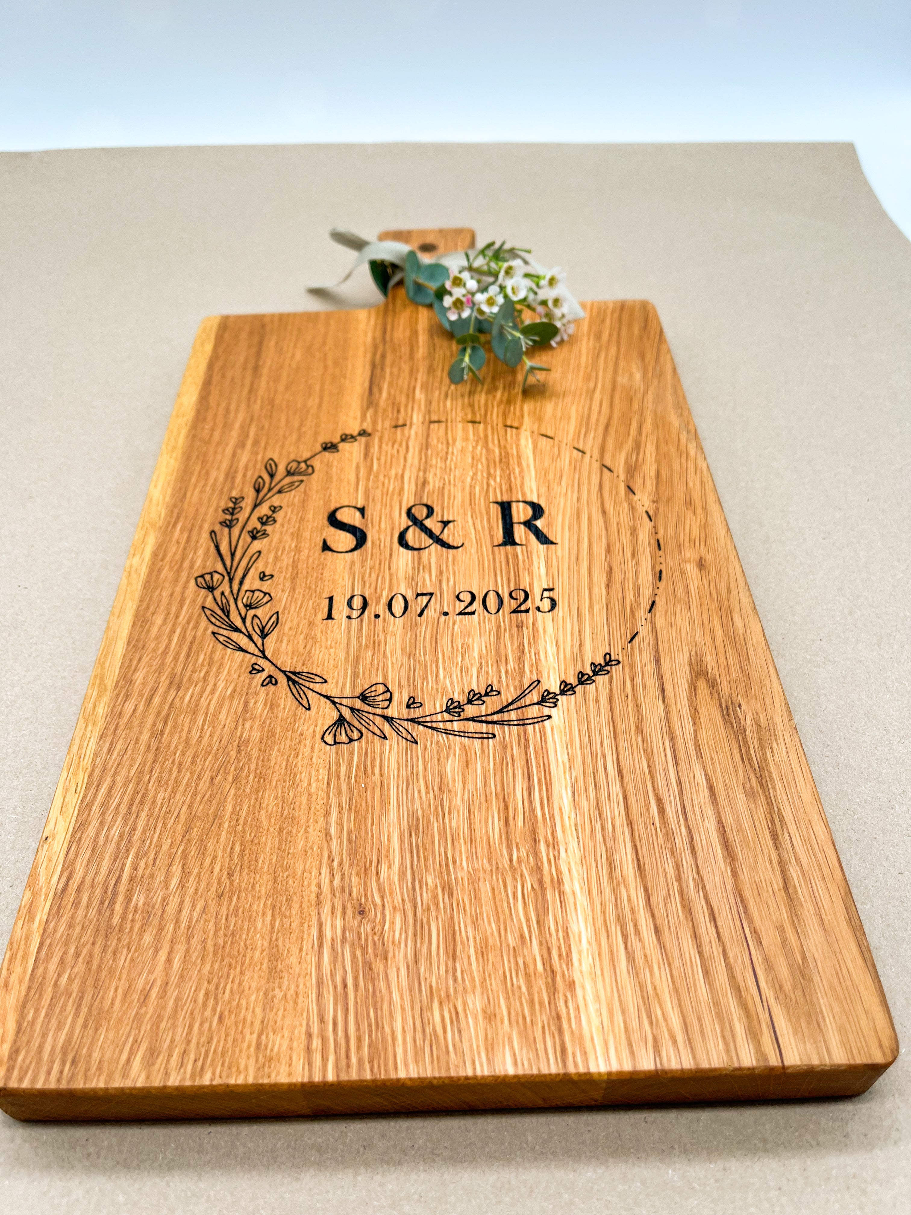 Holzbrett Schneidebrett personalisiert mit Initialen & Datum floral, Blumenkranz