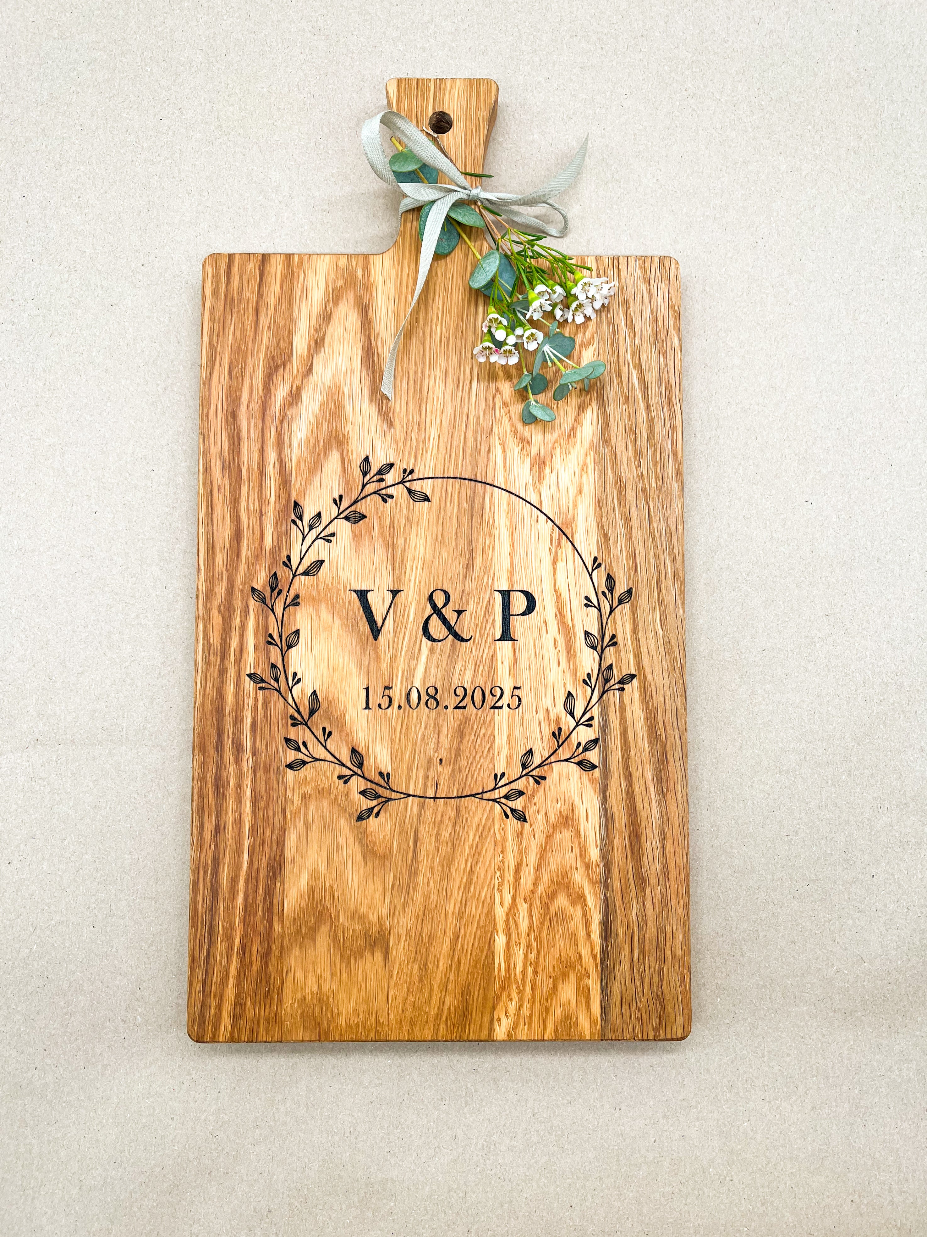 Holzbrett Schneidebrett personalisiert mit Initialen & Datum floral, Blumenkranz