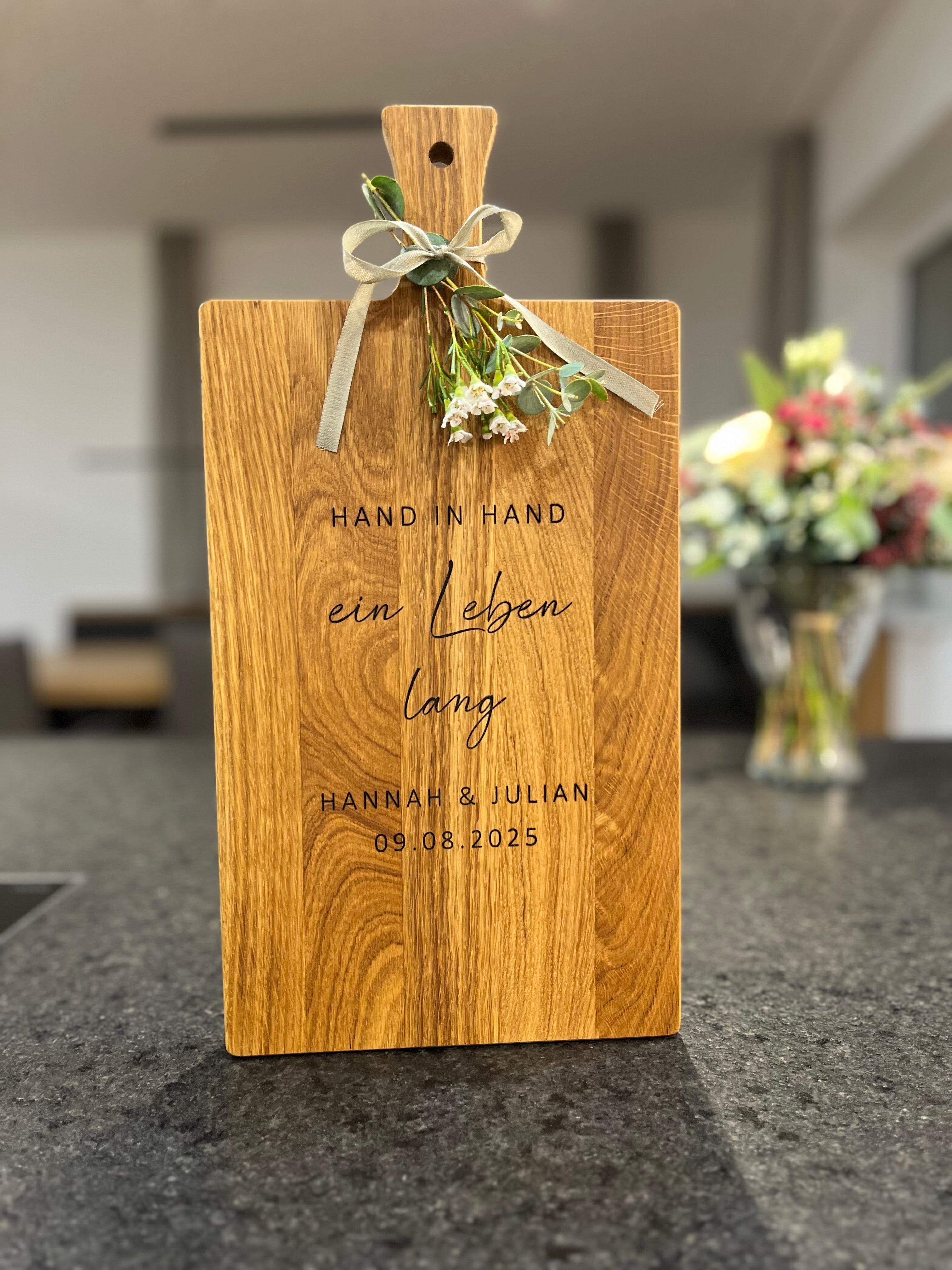 Holzbrett Schneidebrett personalisiert Hand in Hand ein Leben lang mit Namen und Datum