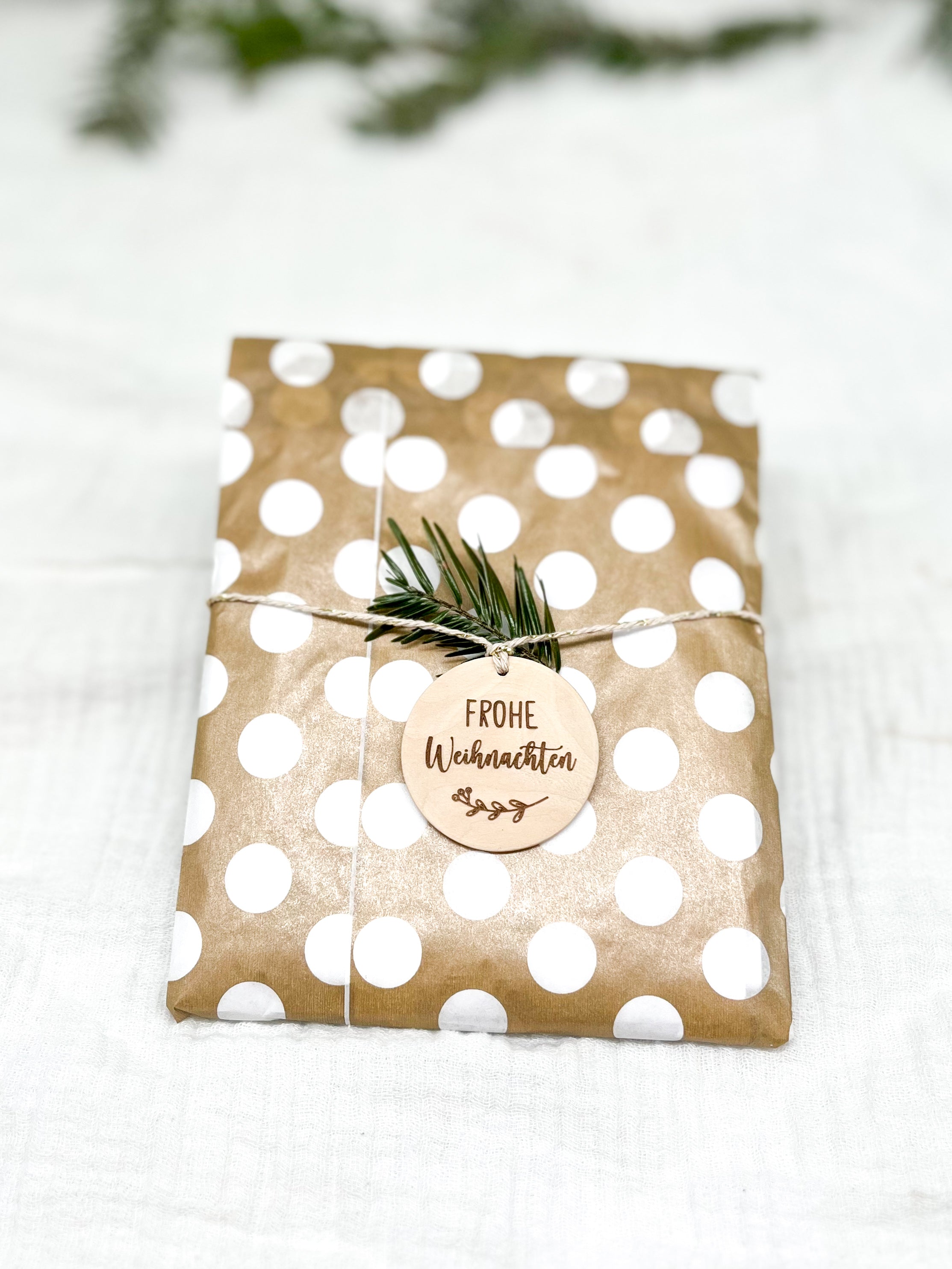 Geschenkanhänger aus Holz Frohe Weihnachten mit Blatt