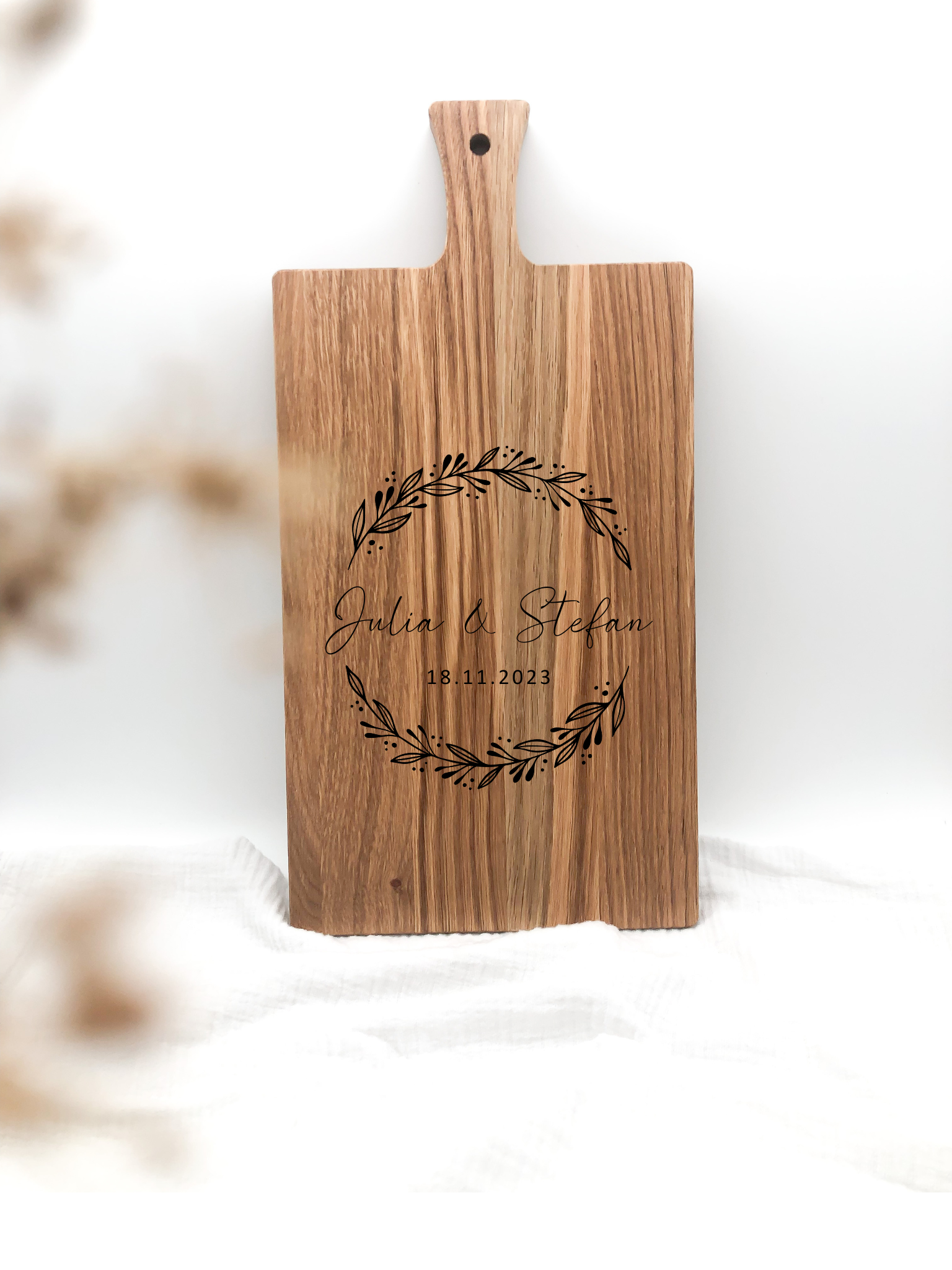 Holzbrett Schneidebrett personalisiert Kranz und Namen