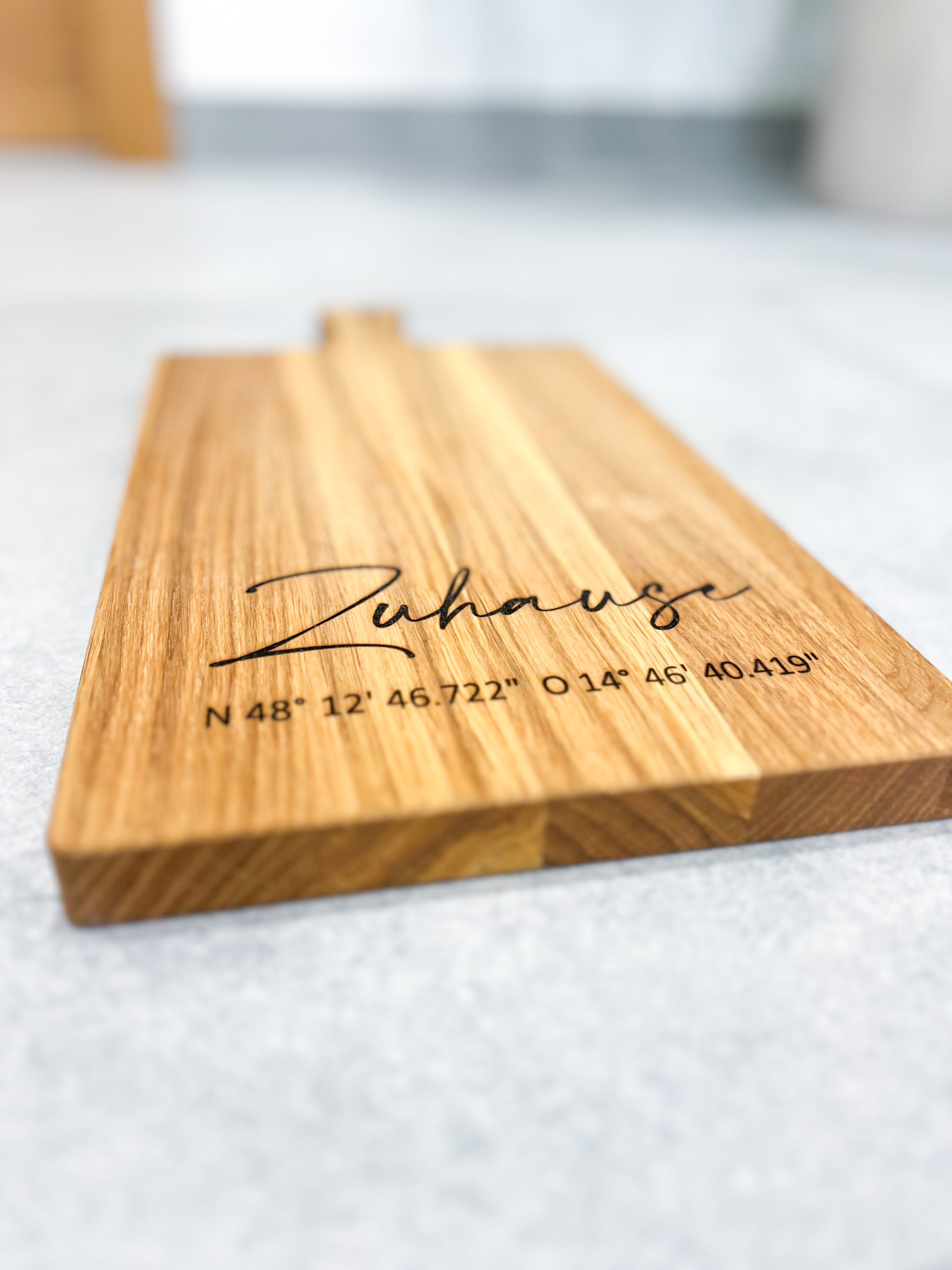 Holzbrett Schneidebrett personalisiert Zuhause mit Koordinaten