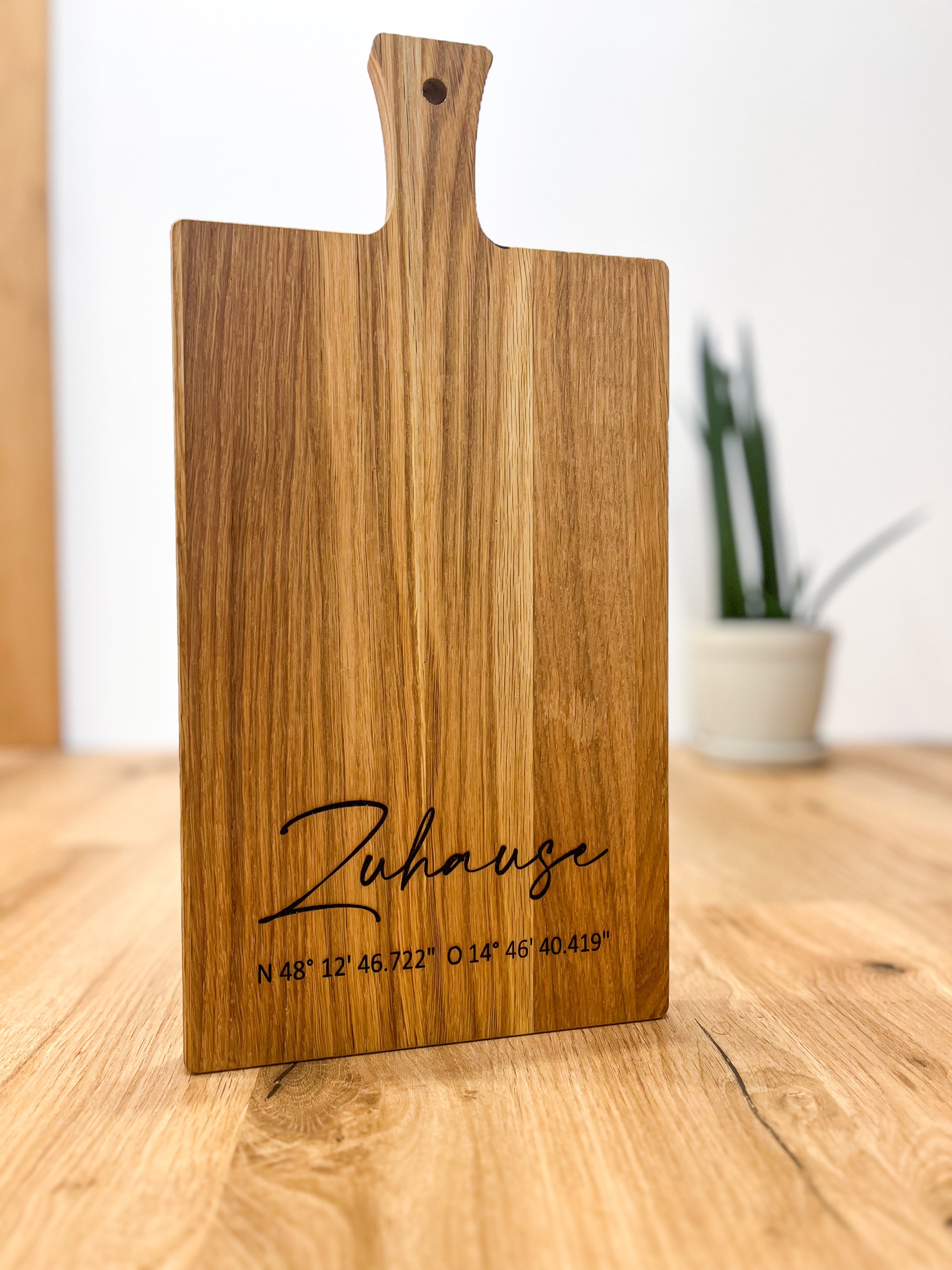 Holzbrett Schneidebrett personalisiert Zuhause mit Koordinaten