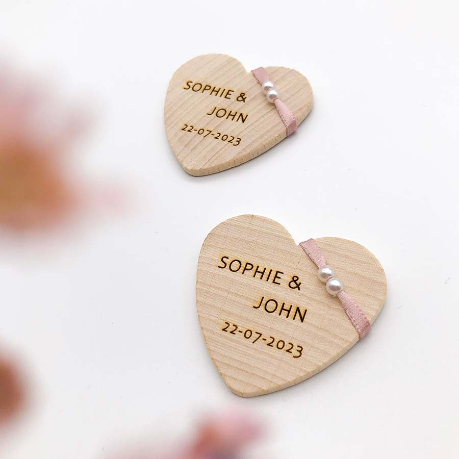 anstecker hochzeit holzherz personalisiert