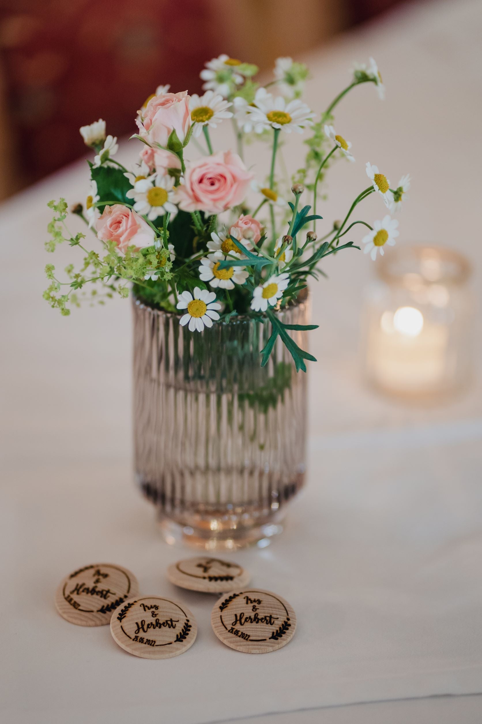 Anstecker Hochzeit für Gäste aus Holz mit personalisierter Gravur für Gäste