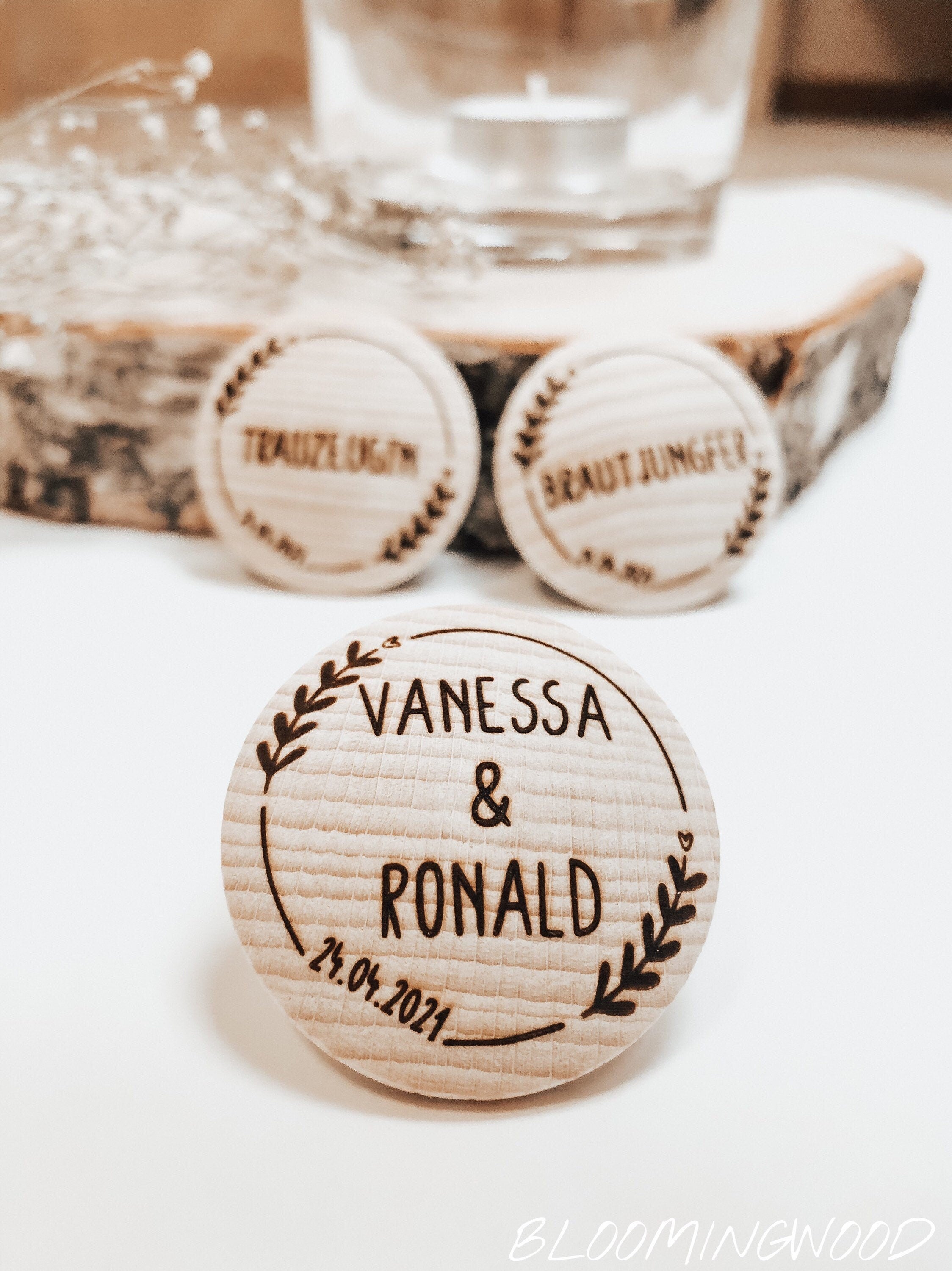 Anstecker Hochzeit für Gäste - rund aus Holz personalisiert für Gäste