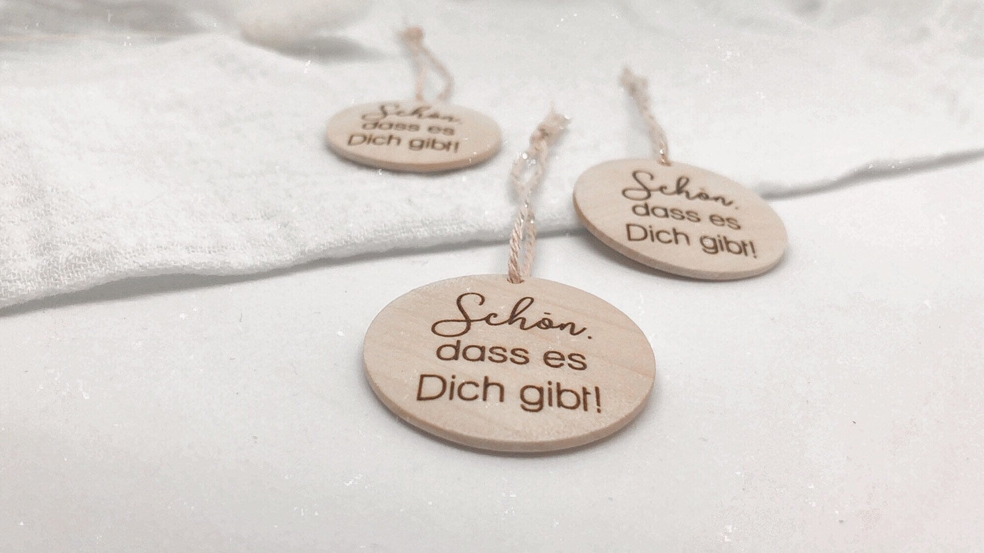Geschenkanhänger aus Holz Schön dass es Dich gibt