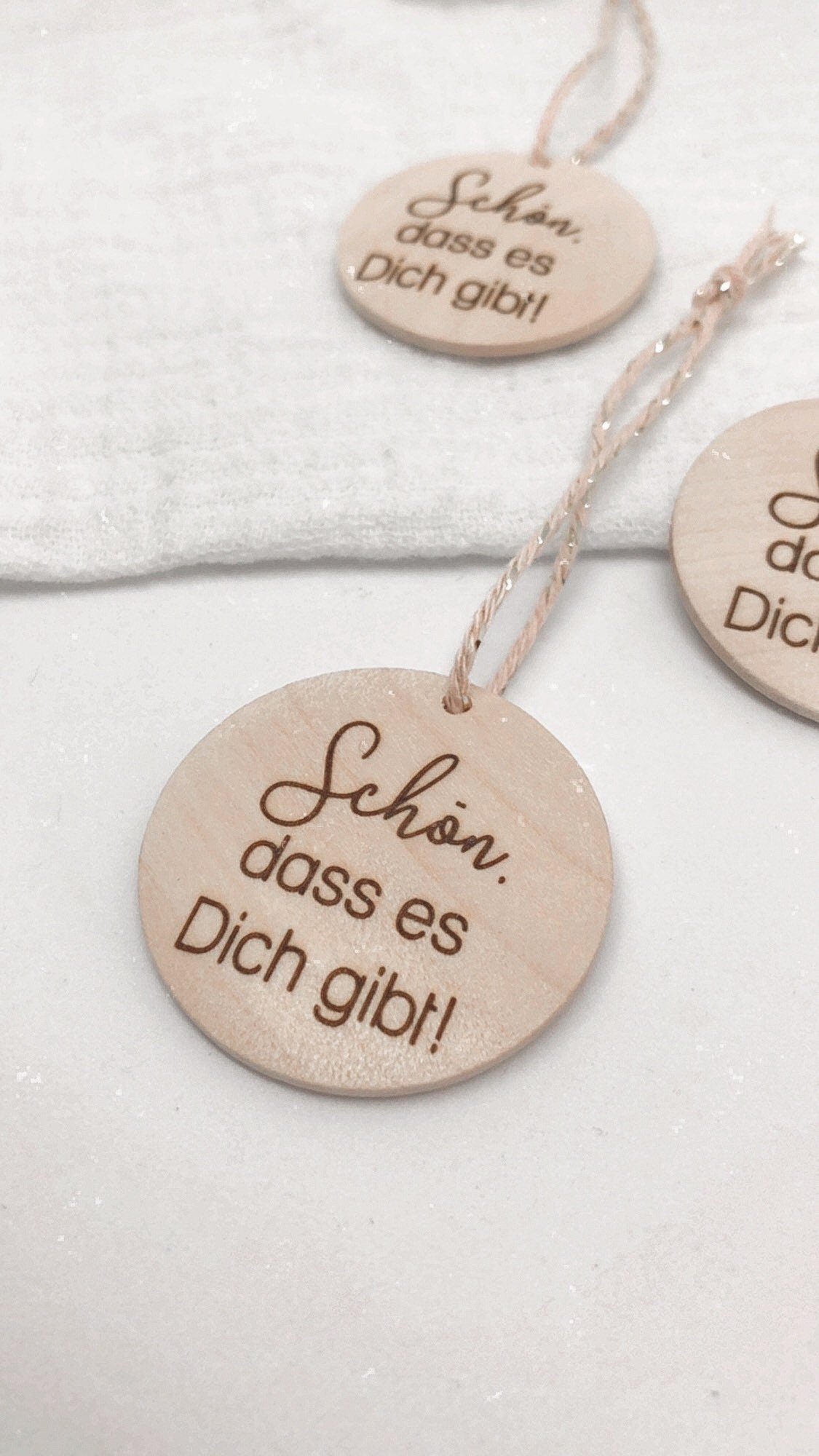 Geschenkanhänger aus Holz Schön dass es Dich gibt