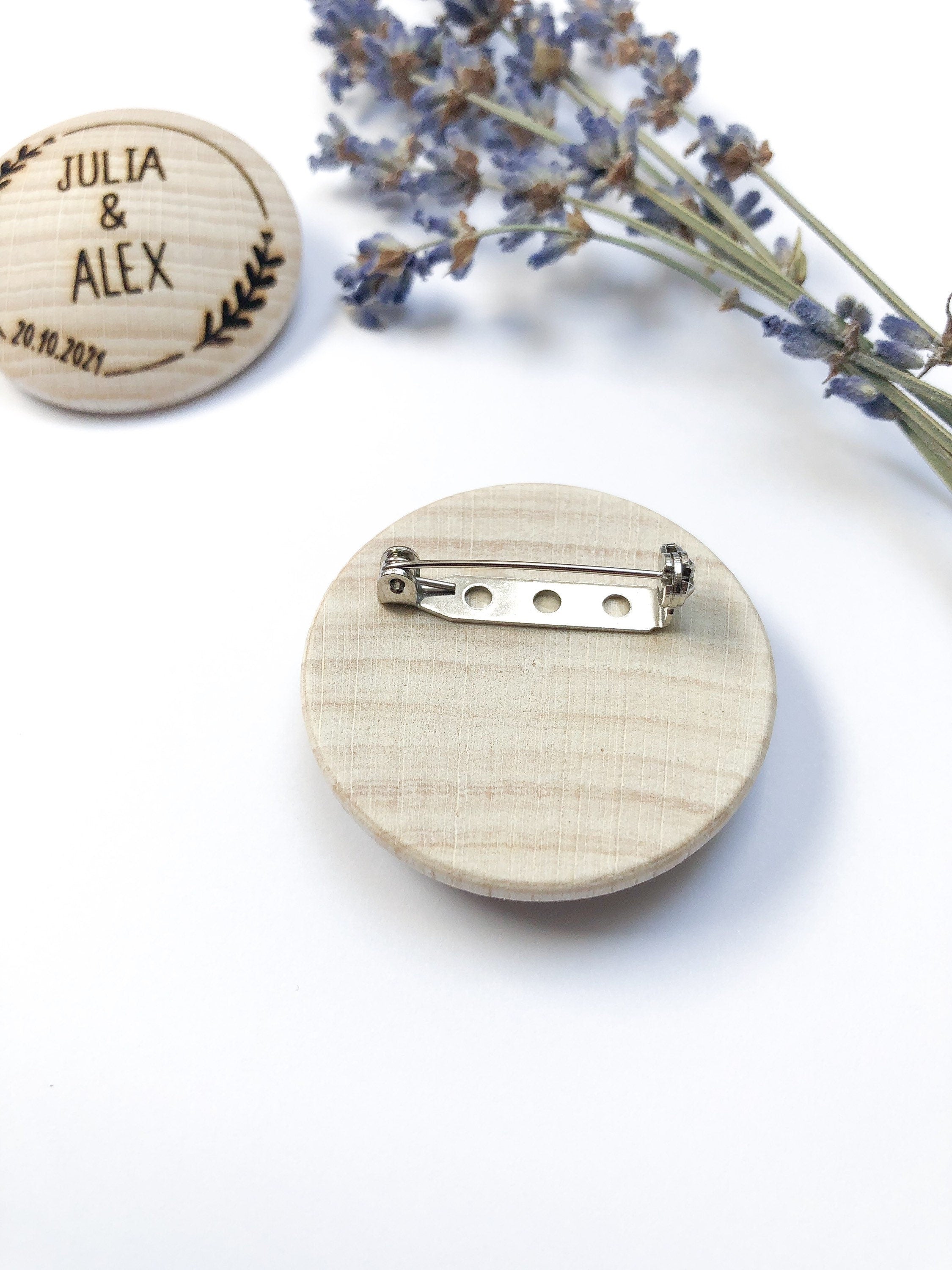 Anstecker Hochzeit für Gäste - rund aus Holz personalisiert für Gäste