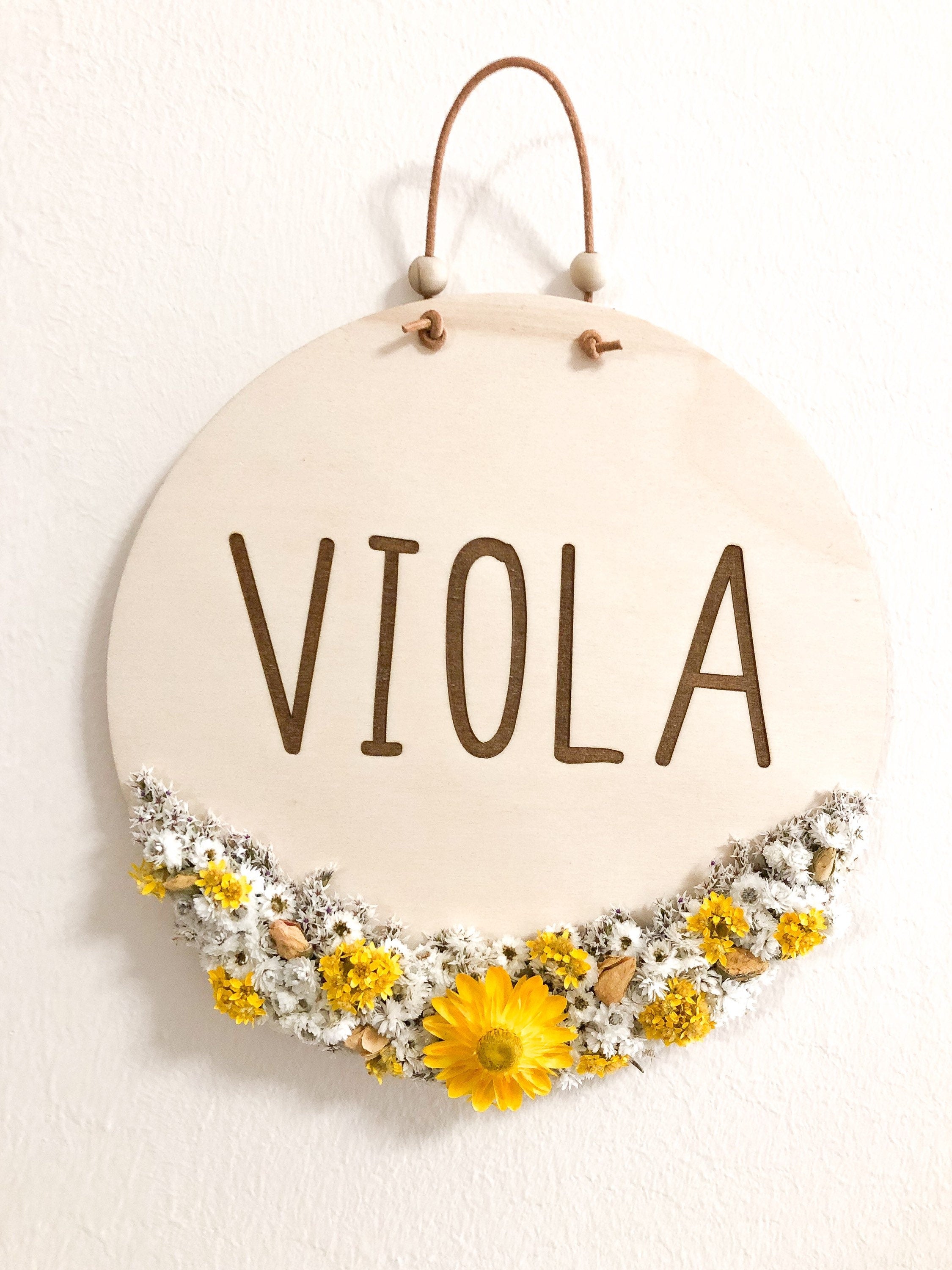 Namensschild mit Trockenblumen personalisiert