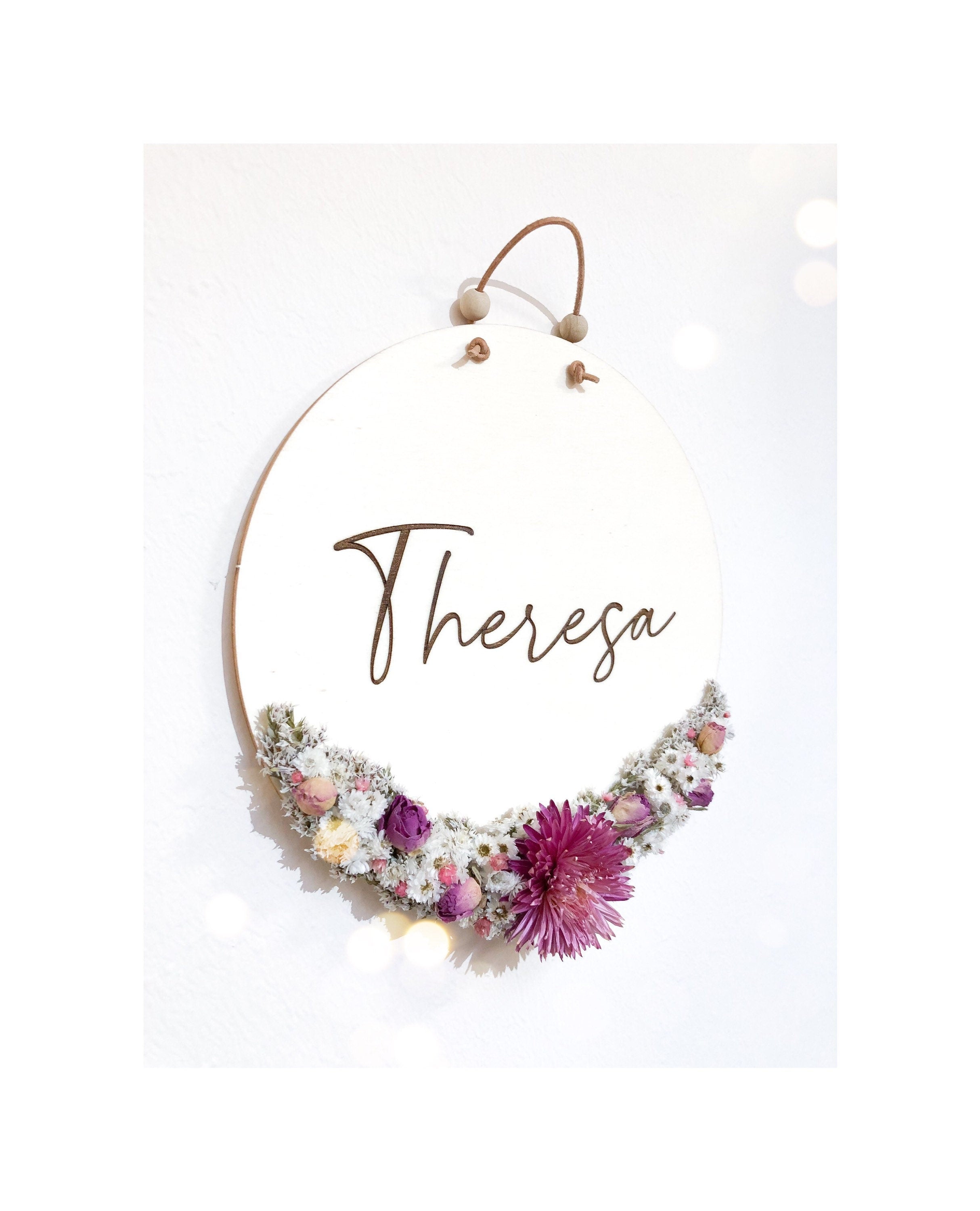 Namensschild mit Trockenblumen personalisiert