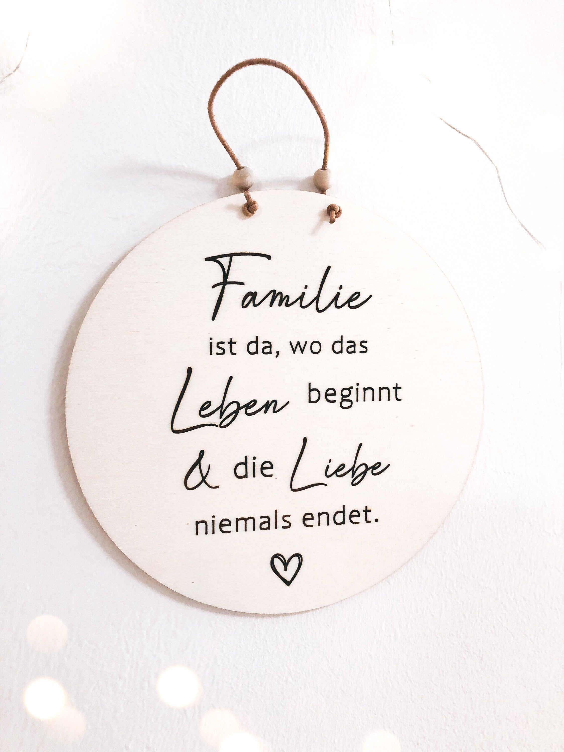 Holzschild Familie ist da, wo das Leben beginnt und die Liebe niemals endet.