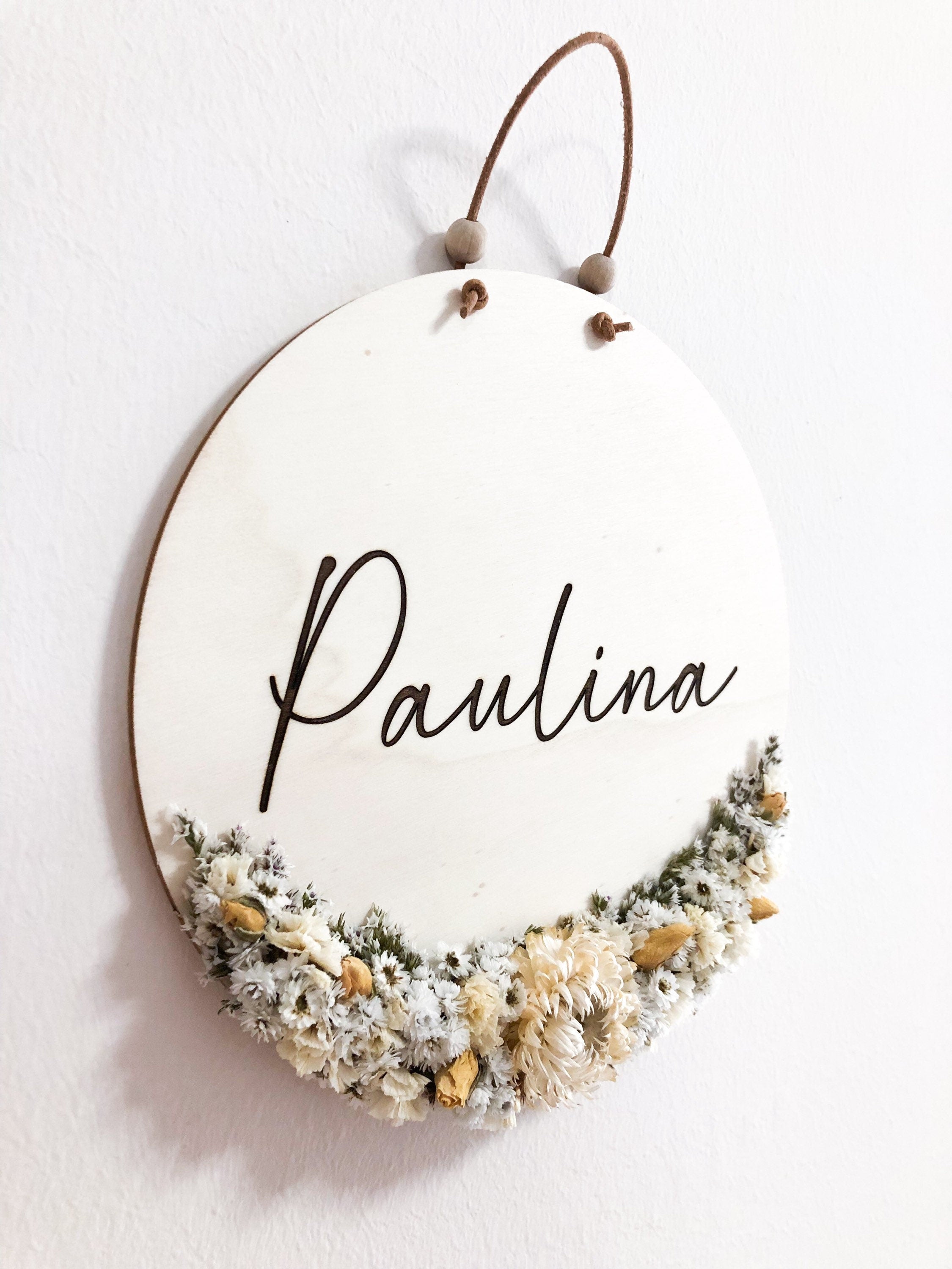 Namensschild mit Trockenblumen personalisiert