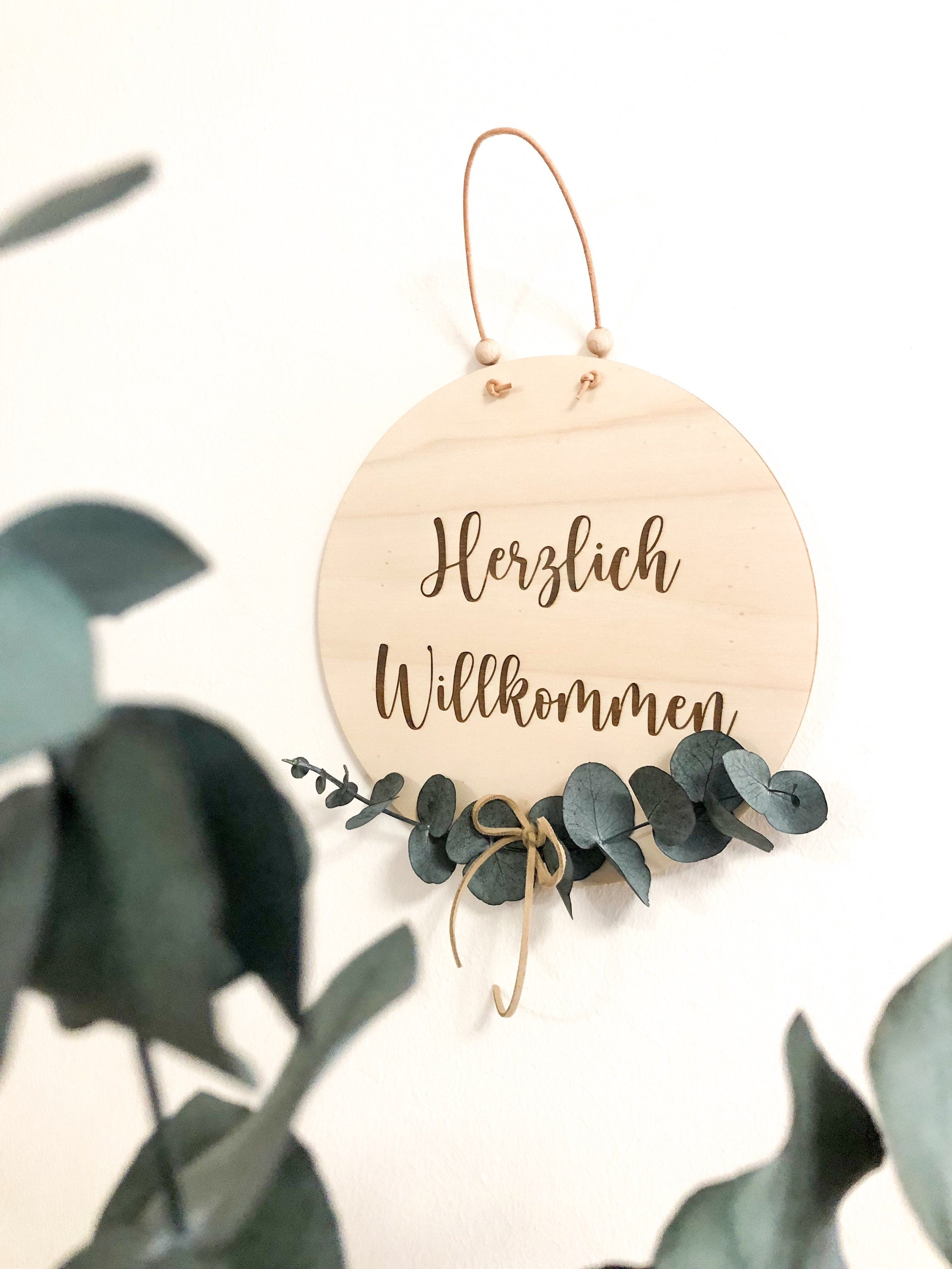 Holzschild Herzlich Willkommen mit Eukalyptus