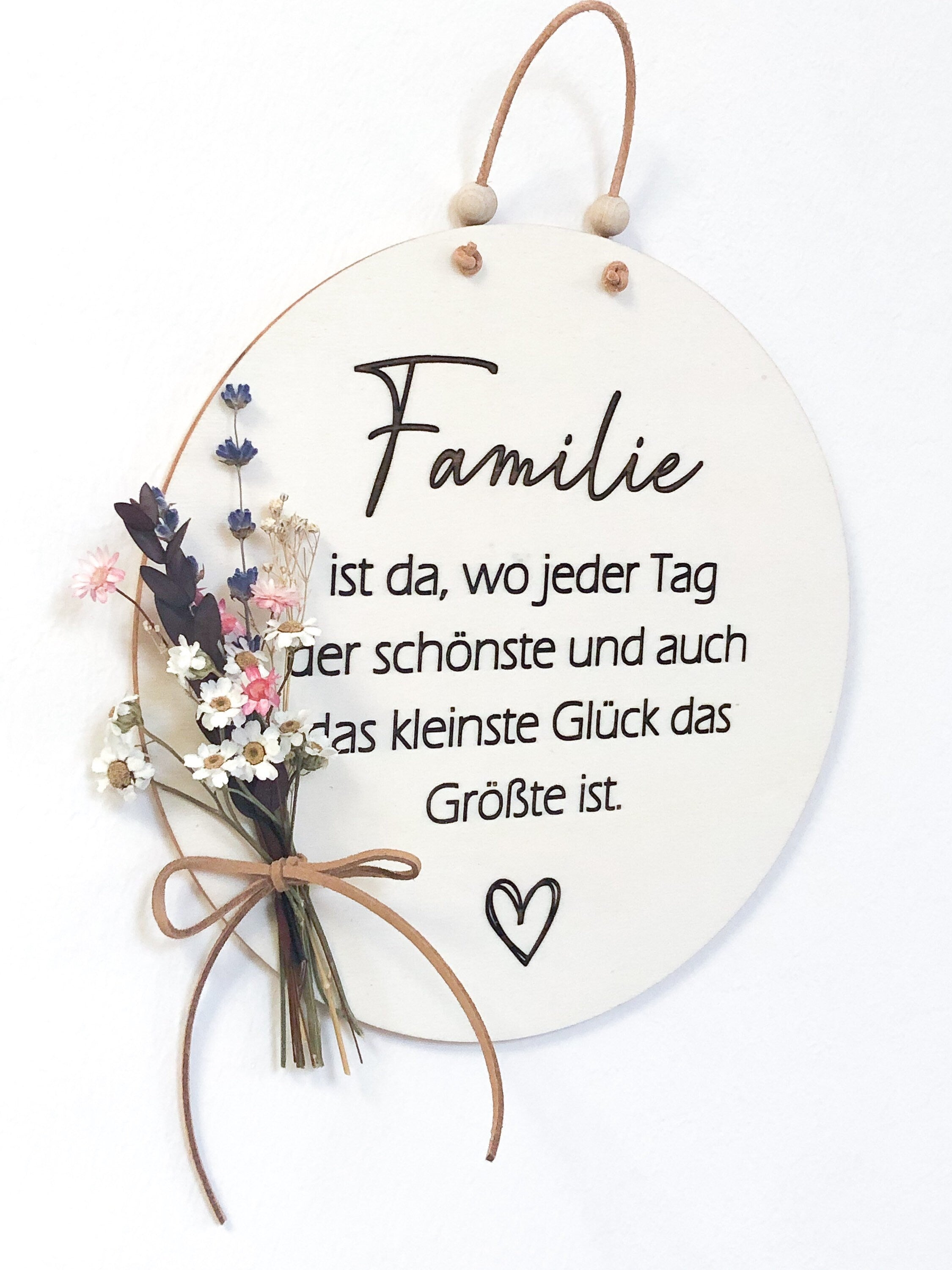 Holzschild Familie ist da wo jeder Tag der schönste und auch das kleinste Glück das Größte ist mit Trockenblumenstrauß