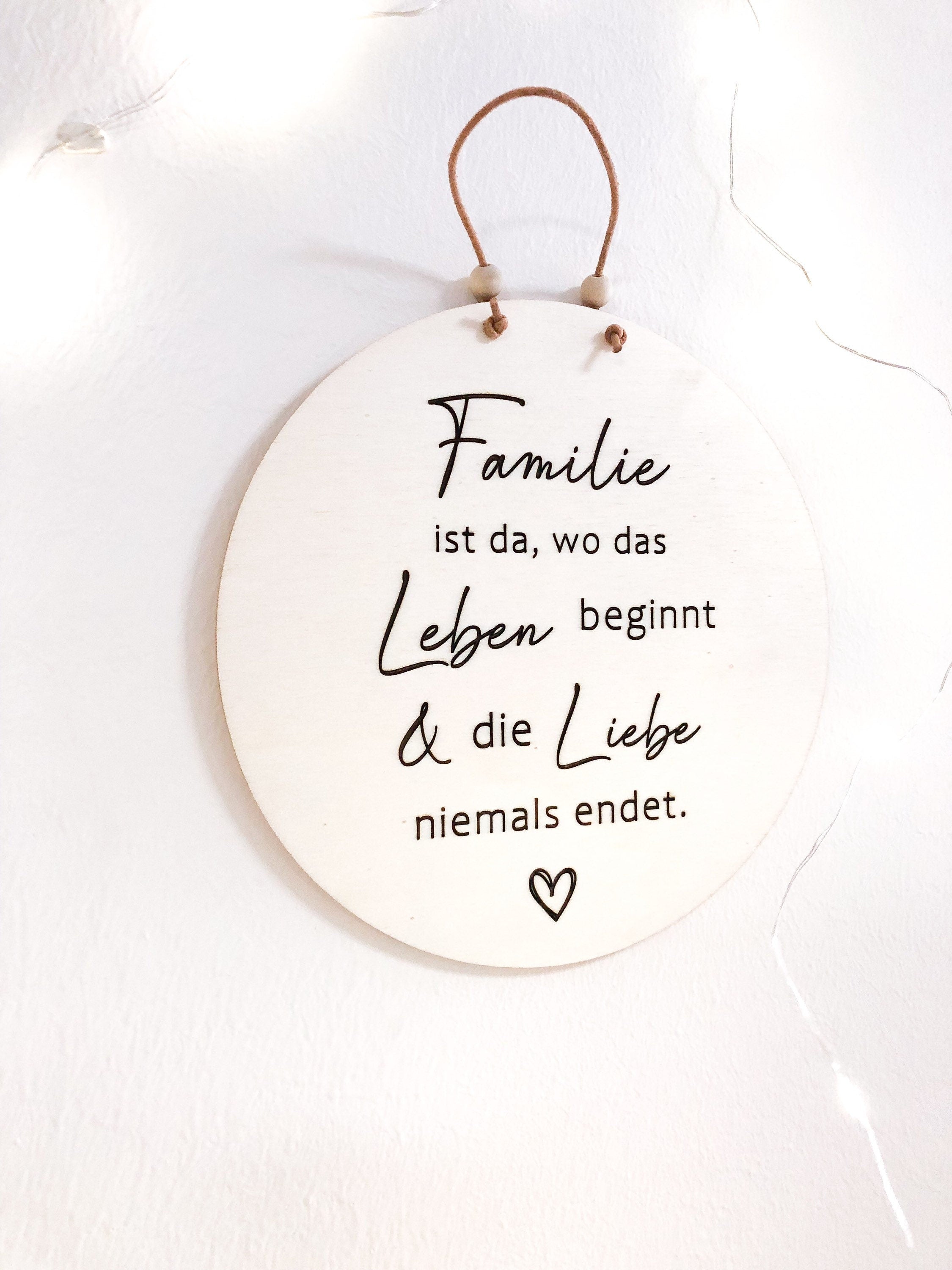 Holzschild Familie ist da, wo das Leben beginnt und die Liebe niemals endet.