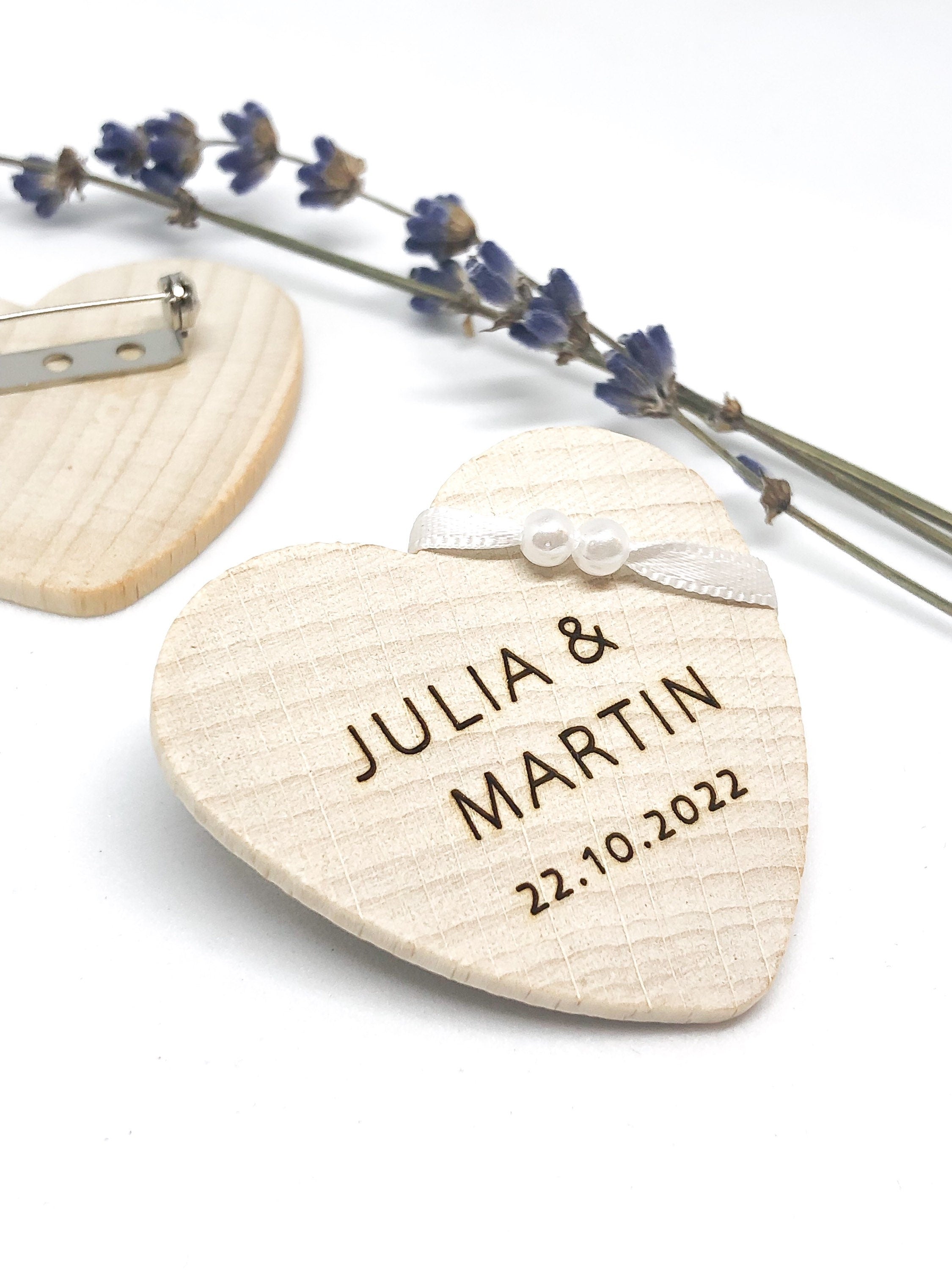 Anstecker Hochzeit für Gäste - Herz aus Holz personalisiert mit Band und Perlen für Gäste