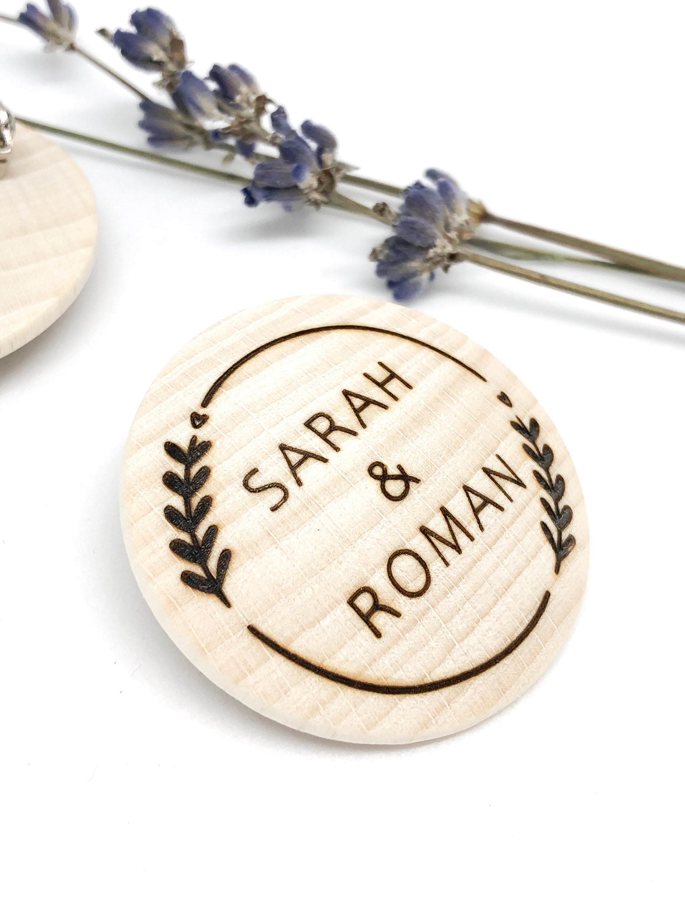 Anstecker Hochzeit für Gäste - rund aus Holz personalisiert für Gäste