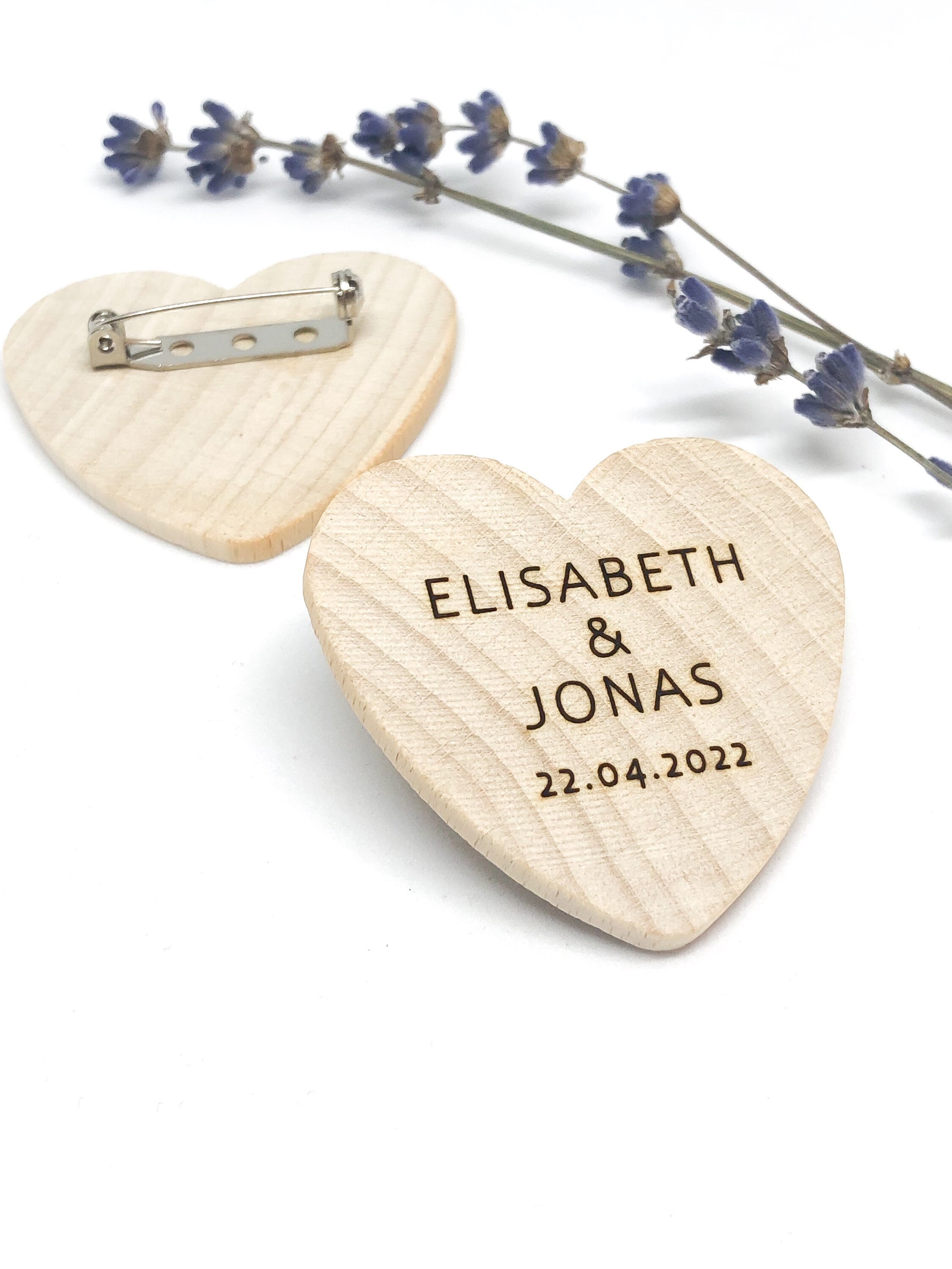 Anstecker Hochzeit für Gäste - Herz aus Holz personalisiert für Gäste