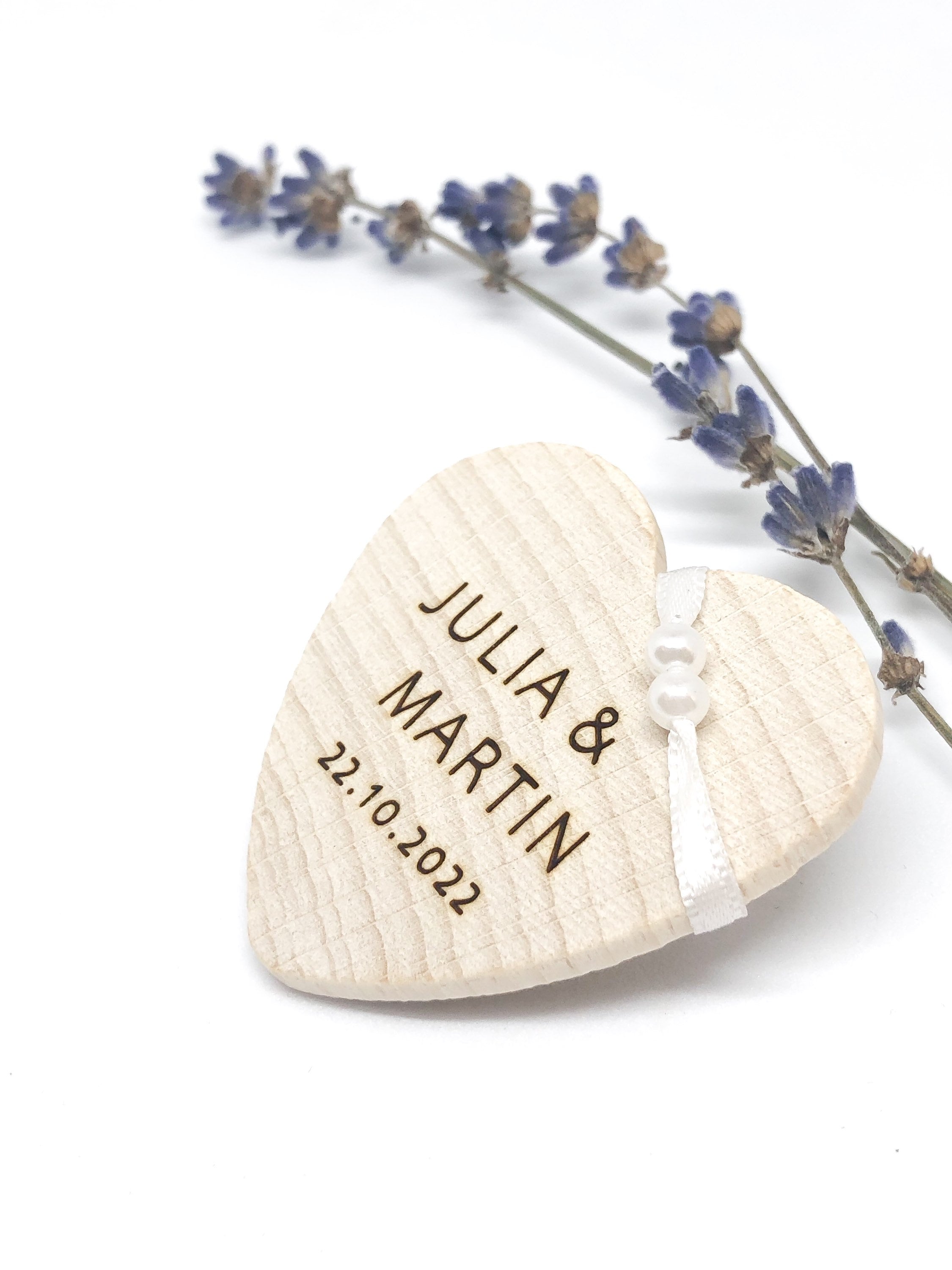 Anstecker Hochzeit für Gäste - Herz aus Holz personalisiert mit Band und Perlen für Gäste