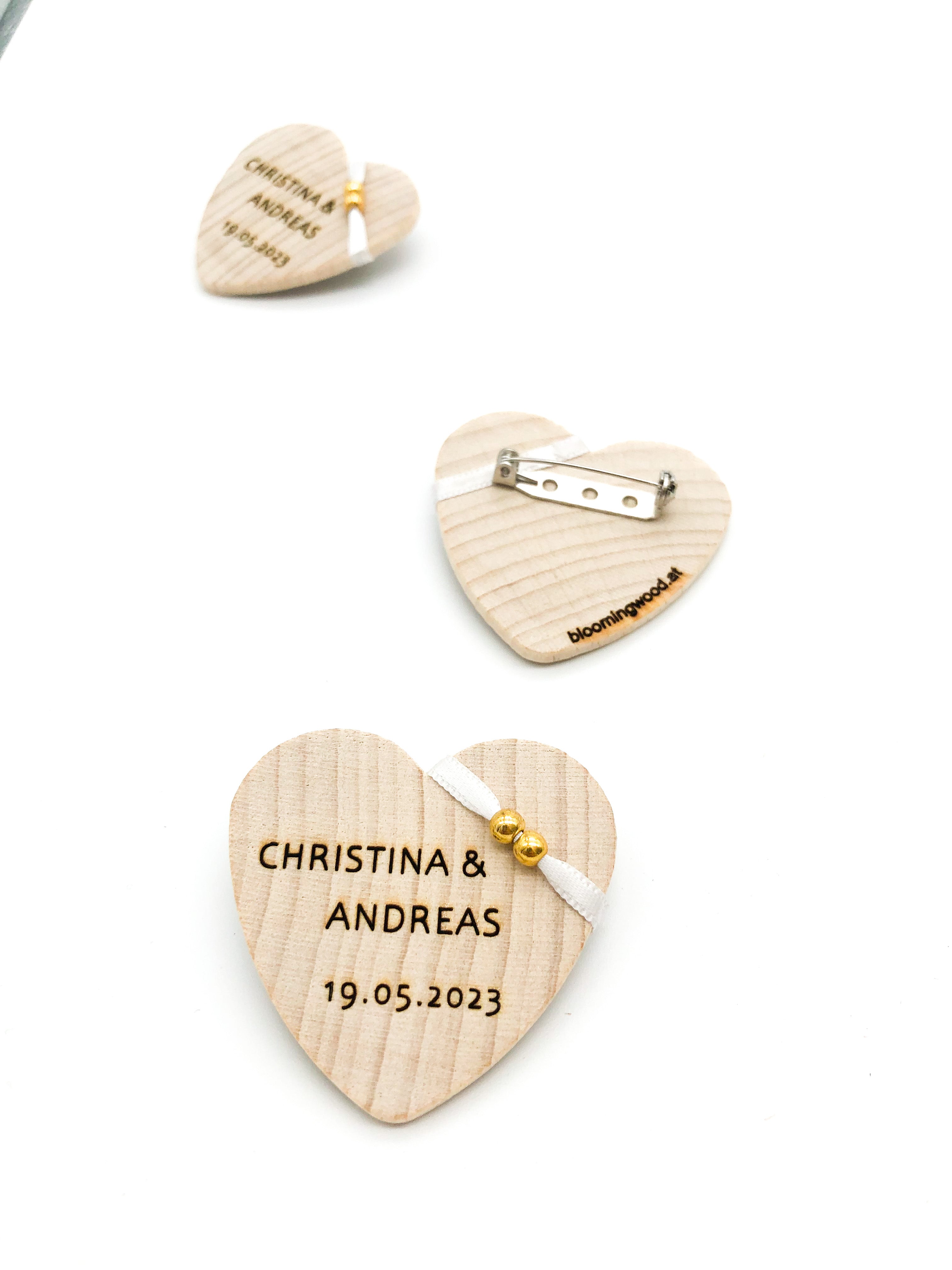 Anstecker Hochzeit für Gäste - Herz aus Holz personalisiert mit Band und Perlen für Gäste