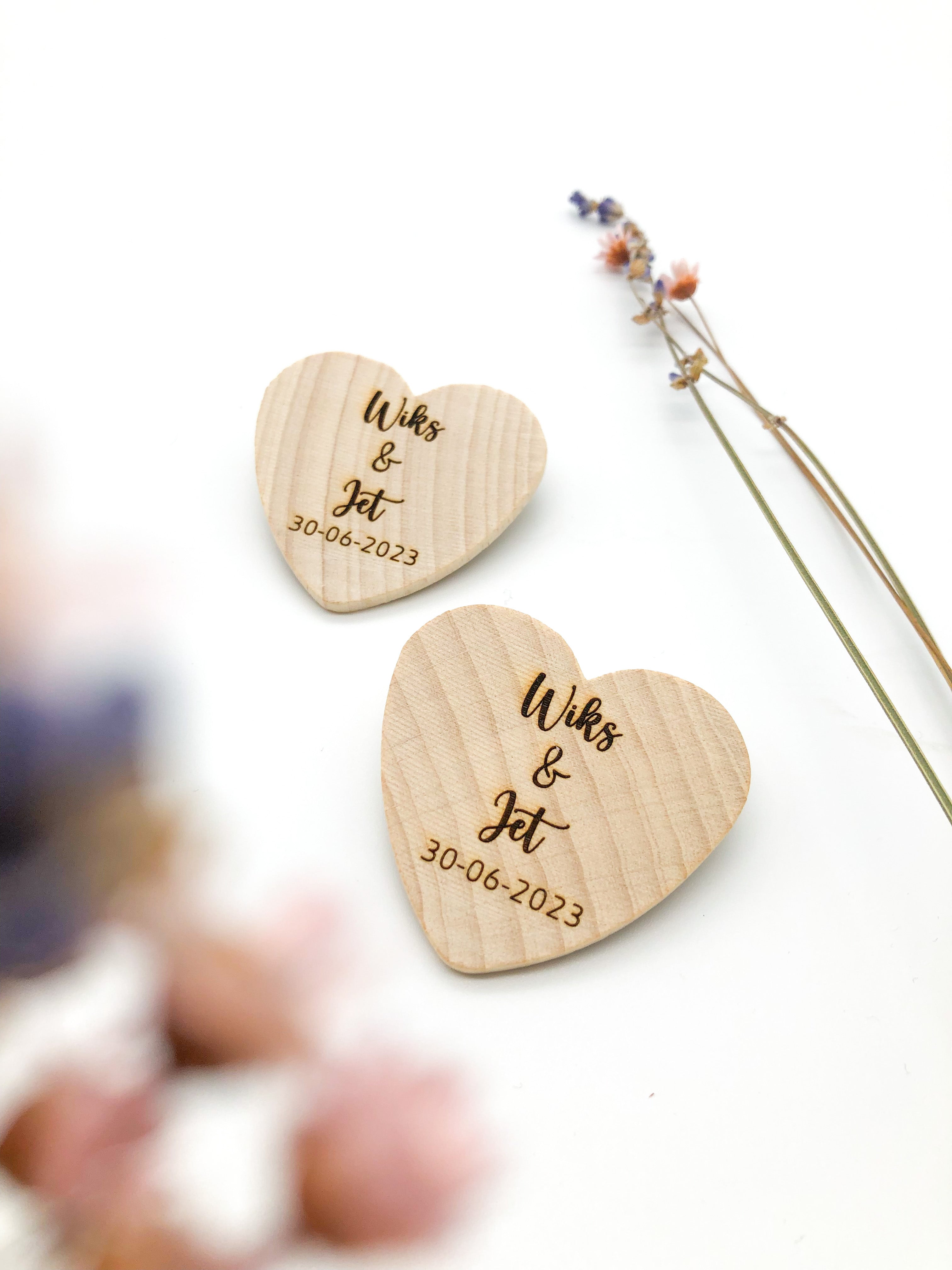 Anstecker Hochzeit für Gäste - Herz aus Holz personalisiert für Gäste