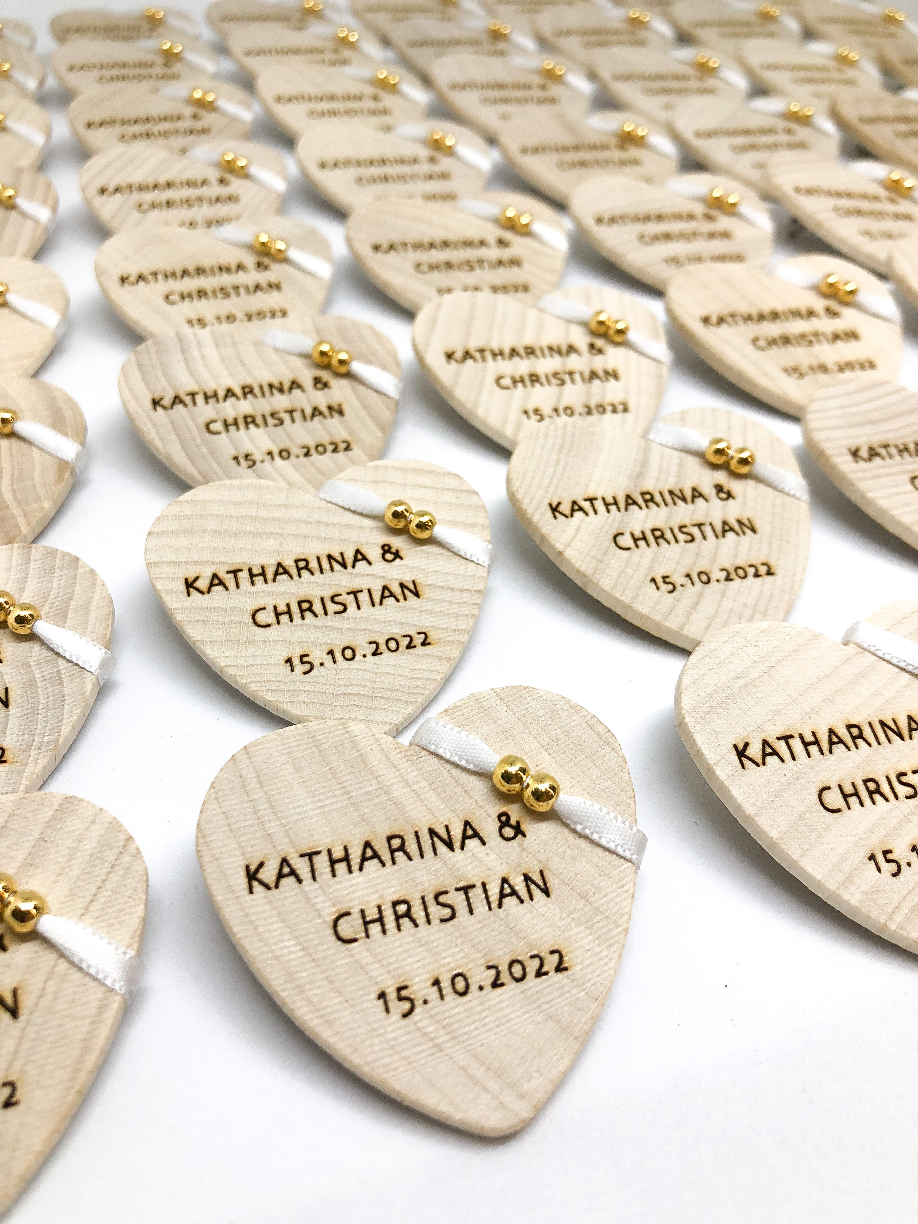 Anstecker Hochzeit für Gäste - Herz aus Holz personalisiert mit Band und Perlen für Gäste